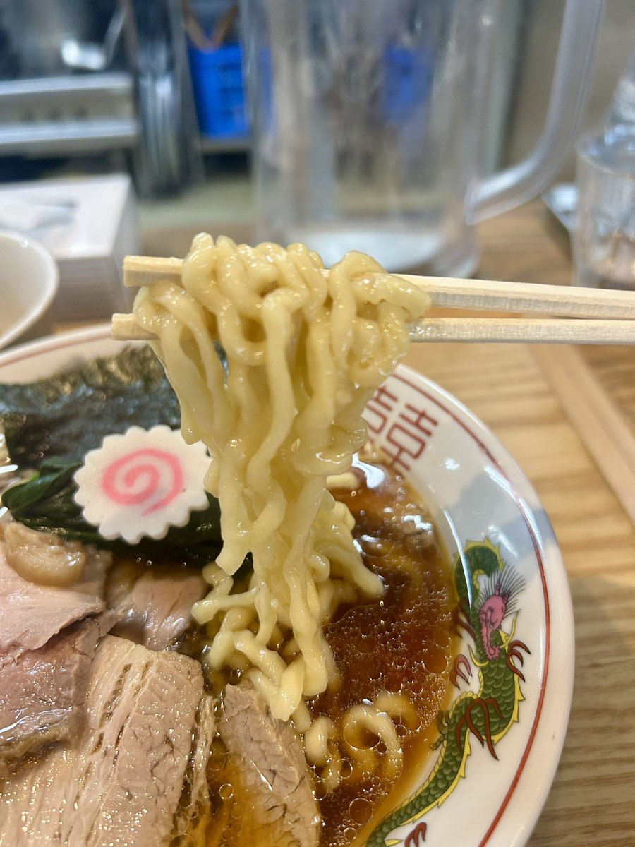 mensta_kitakan's tweet photo. 2026 91杯目
#YOKOKURASTOREHOUSE@#小山市
#チャーシュー中華そば 

チャーシュー中華そばが残り少ないとの情報で #ヨコスト さんへ。
どこか懐かしい、醤油の香り。
太縮れ麺とチャーシューがまた、昔子供の頃に家族で食べたラーメンを呼び起こす。
めちゃくちゃ美味い一杯、ごちそうさまでした🍜 https://t.co/ie3cp230qO