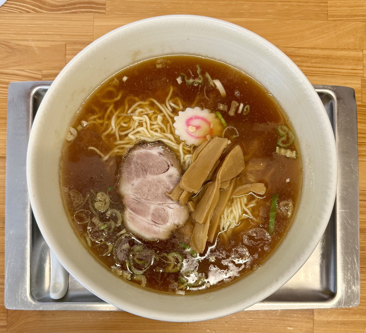 Yukari_ramen's tweet photo. 田無の田無 大勝軒さん
中華そば(小)

永福町系ですね😃保谷 大勝軒の姉妹店的存在⁉️
本家と比べるとラード弱め、煮干し由来か酸味強め❗️煮干しの効き方自体はこれぞ永福町系といった感じで自分的には刺さりまくりです😍
ただあれですね、麺少なめに��るとビジュアル的にちょっと寂しいですね😂丼が大きいので凄く麺が少なく見える😇やはり2玉食べてこそか…