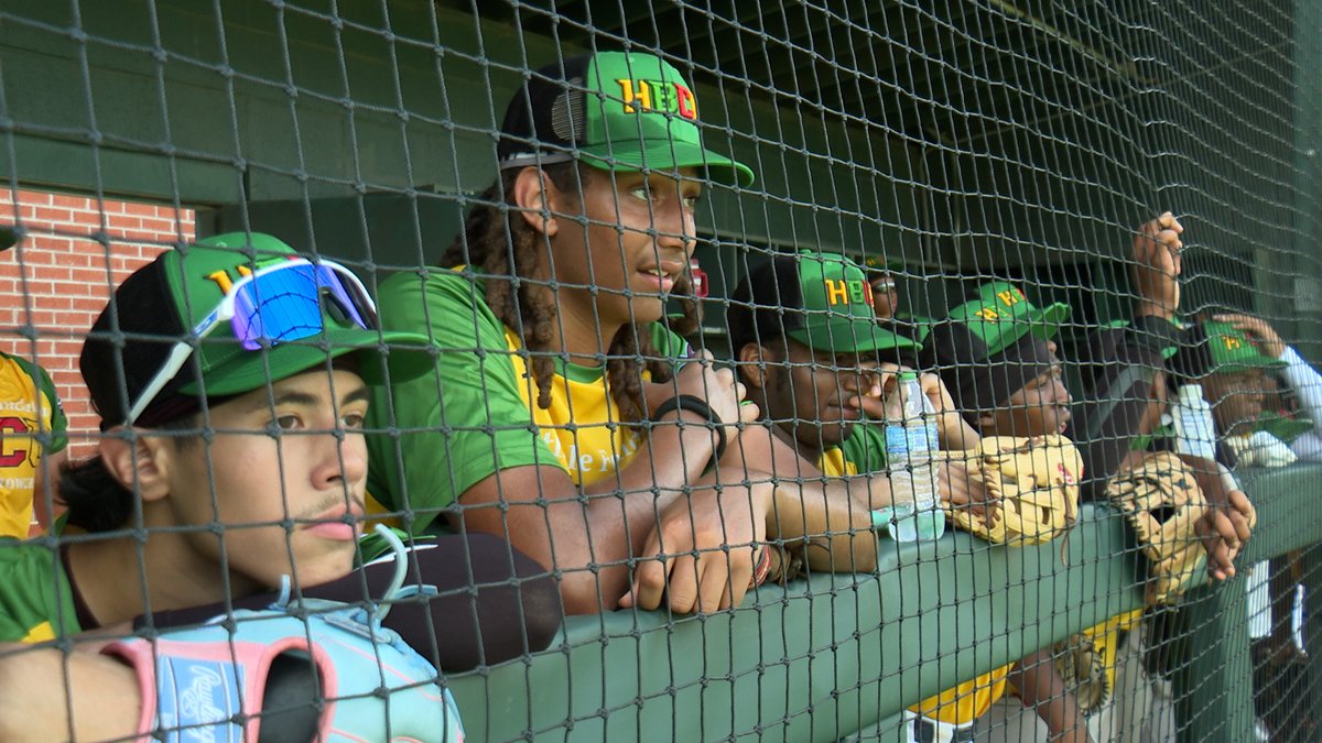 Queen_City_News's tweet photo. ‘Show them I can hustle’ ⚾

North Meck baseball player carries brother’s legacy at HBCU showcase. @AbsoluteLe @NM_Vikings @KnotholeNC

👉https://t.co/HV85I8c6ZO https://t.co/pNsIQe1ojP