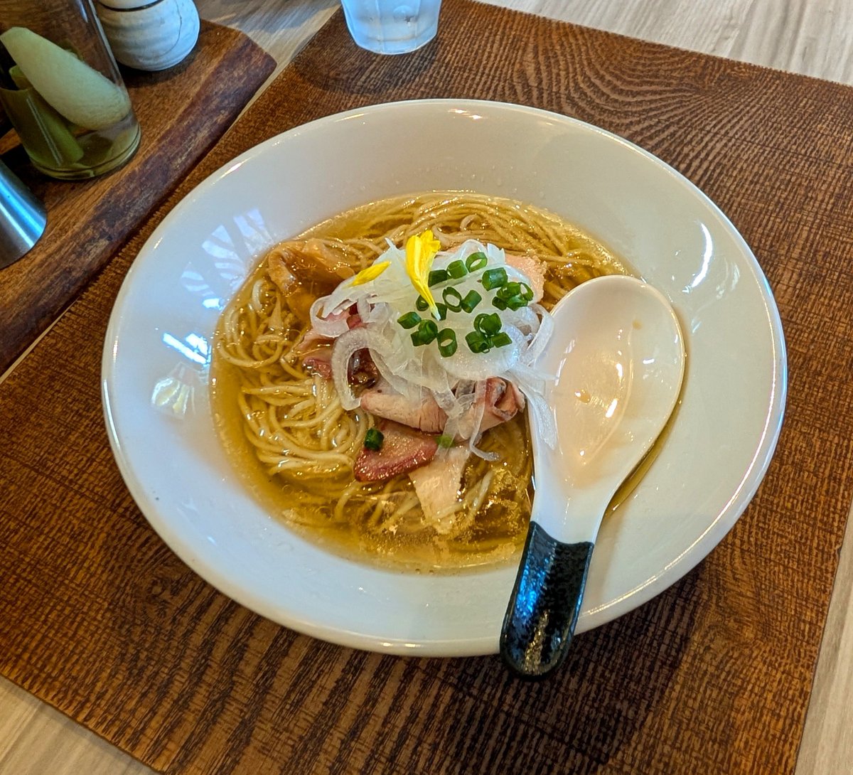 mhmii0415's tweet photo. ＊青唐辛子と生姜🫚
＊鶏と水　塩
＊濃厚つけ麺
久々の平日休みに鬼者語👹✨️
めっちゃ美味しくて
久々に行けて良かった🍜
青唐辛子のスパイシーが
最高だったー🌶️
気遣いも有難いのに😍
お話も楽しかった❤
いつもありがとうございます😊
ご馳走さまでした🎶
#ラーメン https://t.co/IpTO5WfQYP