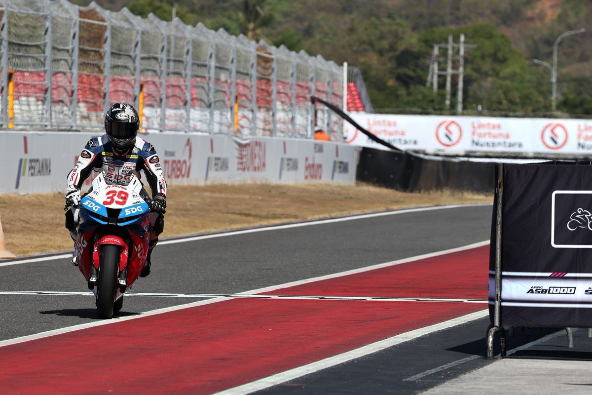 keito_abe01's tweet photo. ARRC rd.4 Indonesia🇮🇩

FP day⇒p2
⁡
Calm down, it's going well⁡
I hope tomorrow will be a wonderful day🫶
⁡
 #sdg  #arrc  #asb1000  #harcpro  #honda  #mcd  #SFB  #araihelmet  #kushitani  #gcomfort https://t.co/uhtUNXmzYl