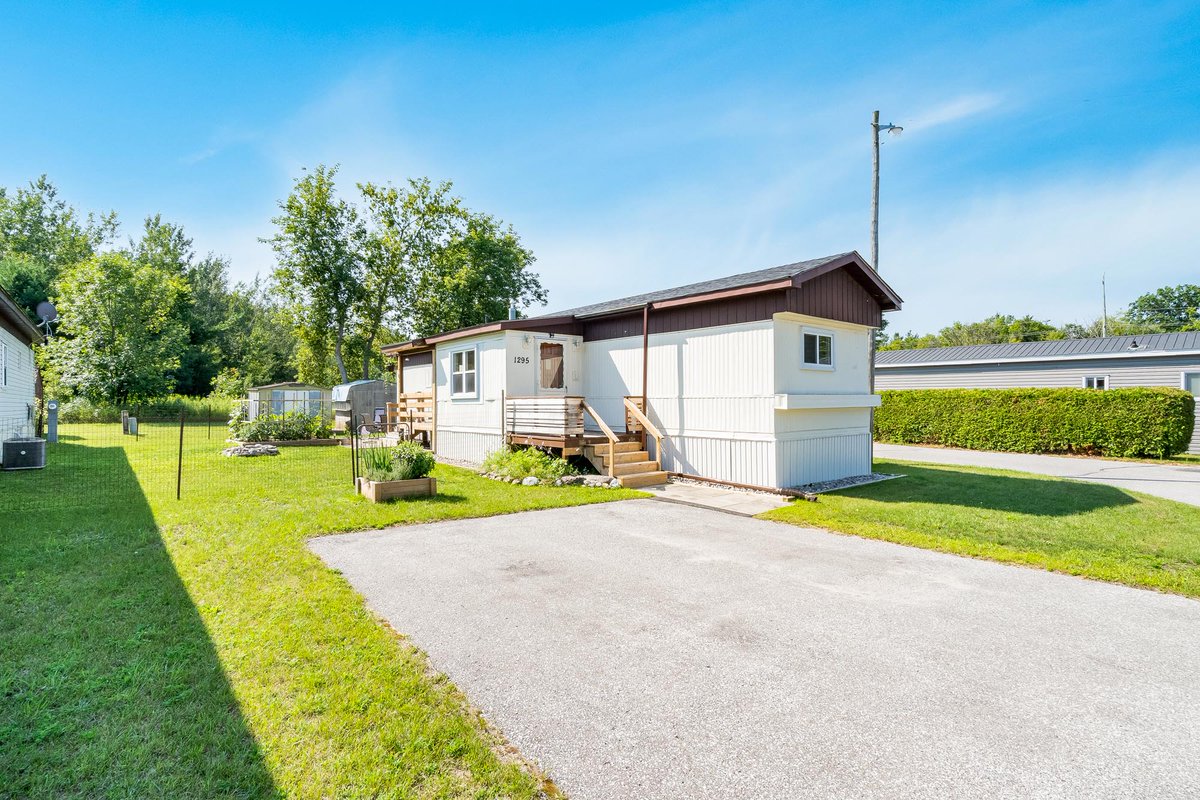 FarisTeam's tweet photo. HOME FOR SALE - Fully Furnished Home in a Quiet Land Lease Community - 1295 Hilltop Road, Severn #FarisTeam #NewListing #RealEstate #ForSale #HomeForSale #SimcoeCounty #Severn #Bungalow #Rural #AdultLifestyle #Backyard #OntarioHomes #SimcoeCountyRealEstate
https://t.co/B6cUCiYkdi
