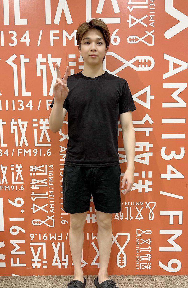 riririjn5's tweet photo. マジで塩崎太智って私服と衣装の布の量に世界一ギャップある男だと思う https://t.co/AqcWYF8qke