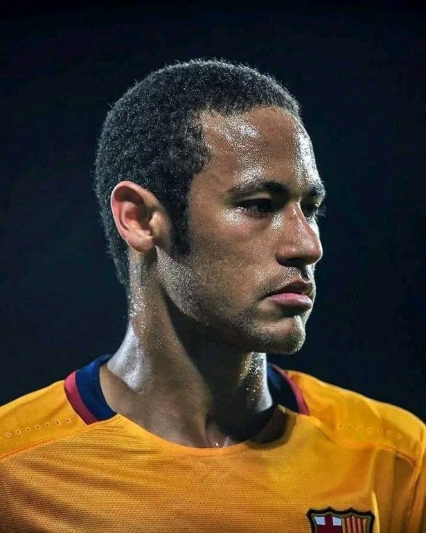 MotivacionesF's tweet photo. En el 2015 Lionel Messi sufre una grave lesión en la rodilla izquierda y estuvo dos meses de baja.

Y apareció Neymar, rapado, con botas negras y exhibiendo el jogo bonito. Que asumió toda la responsabilidad del equipo y anotó 13 goles y repartió 9 asistencias en tan sólo 8 partidos.

Que versión tan infravalorada de Ney. Qué tiempos.