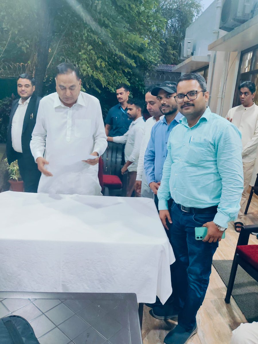 NarayanDas84599's tweet photo. @RamvirBidhuri माननीय श्री रामवीर बिधूड़ी जी,

आज दिल्ली वोकेशनल ट्रेनर्स को आपका आशीर्वाद प्राप्त हुआ और हमने अपनी वर्तमान वेतन सम्बंधित समस्या से अवगत कराया, जिसको आपने गंभीरता से सुना और समझा,

आपने अपना क़ीमती समय हमें दिया इसके लिए आपका बहुत बहुत!!धन्यवाद!!

@gupta_rekha @ashishsood_bjp https://t.co/rF4TCGoeGt