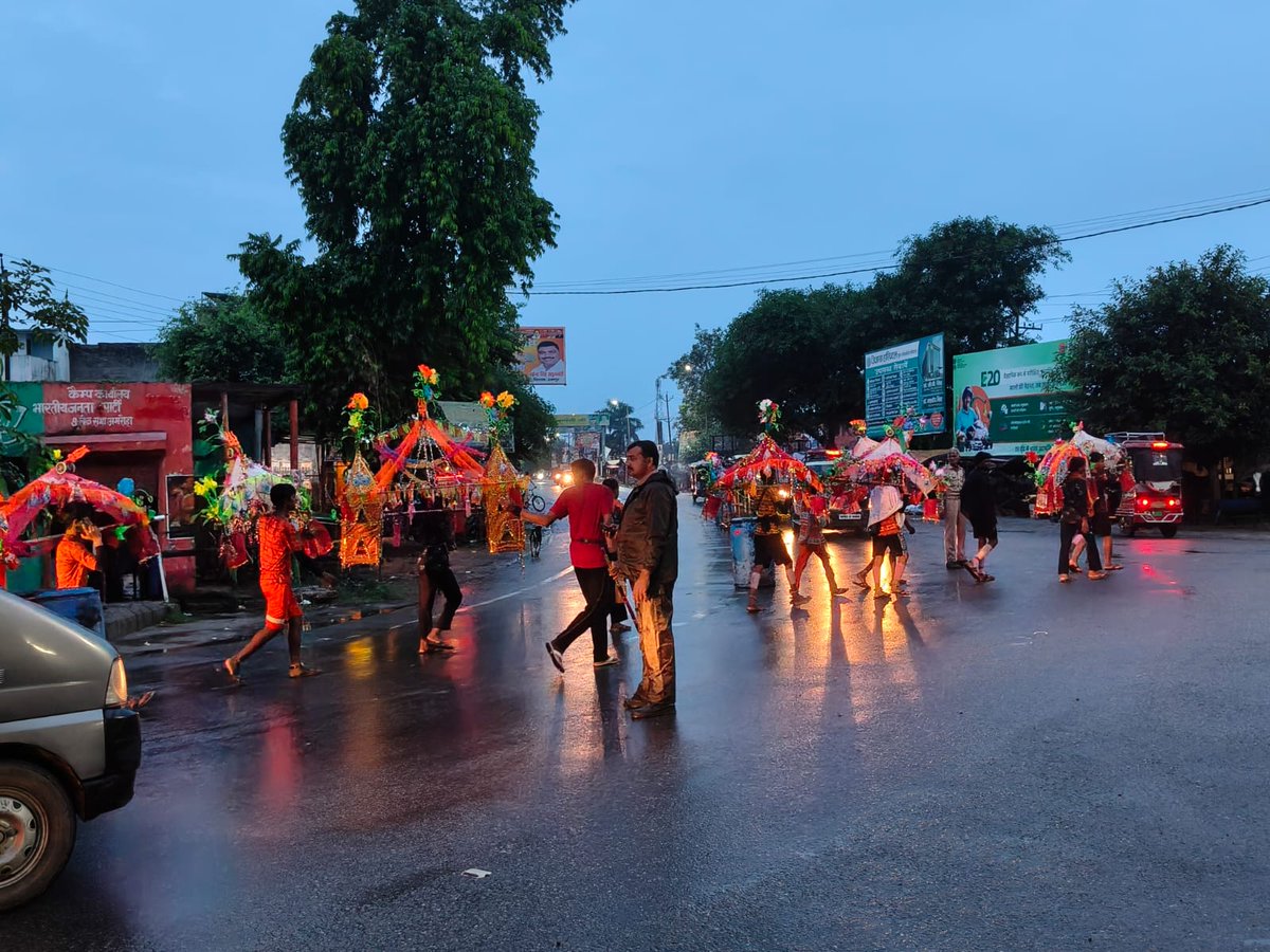 amrohapolice's tweet photo. अमरोहा पुलिस द्वारा श्रावण कांवड़ यात्रा 2026 को सकुशल संपंन कराने तथा कानून एवं शान्ति व्यवस्था के दृष्टिगत पूर्ण निष्ठा के साथ अपने कर्तव्य का निर्वहन करते हुए कावंड श्रद्धालुओं को सकुशल पास कराया जा रहा है।

@Uppolice https://t.co/muWeB0zlmr