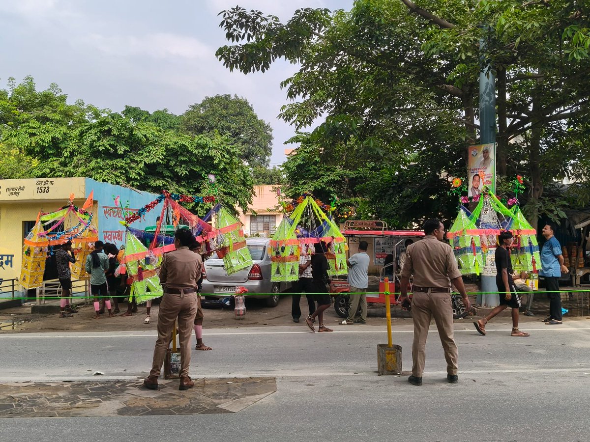 amrohapolice's tweet photo. अमरोहा पुलिस द्वारा श्रावण कांवड़ यात्रा 2026 को सकुशल संपंन कराने तथा कानून एवं शान्ति व्यवस्था के दृष्टिगत पूर्ण निष्ठा के साथ अपने कर्तव्य का निर्वहन करते हुए कावंड श्रद्धालुओं को सकुशल पास कराया जा रहा है।

@Uppolice https://t.co/muWeB0zlmr