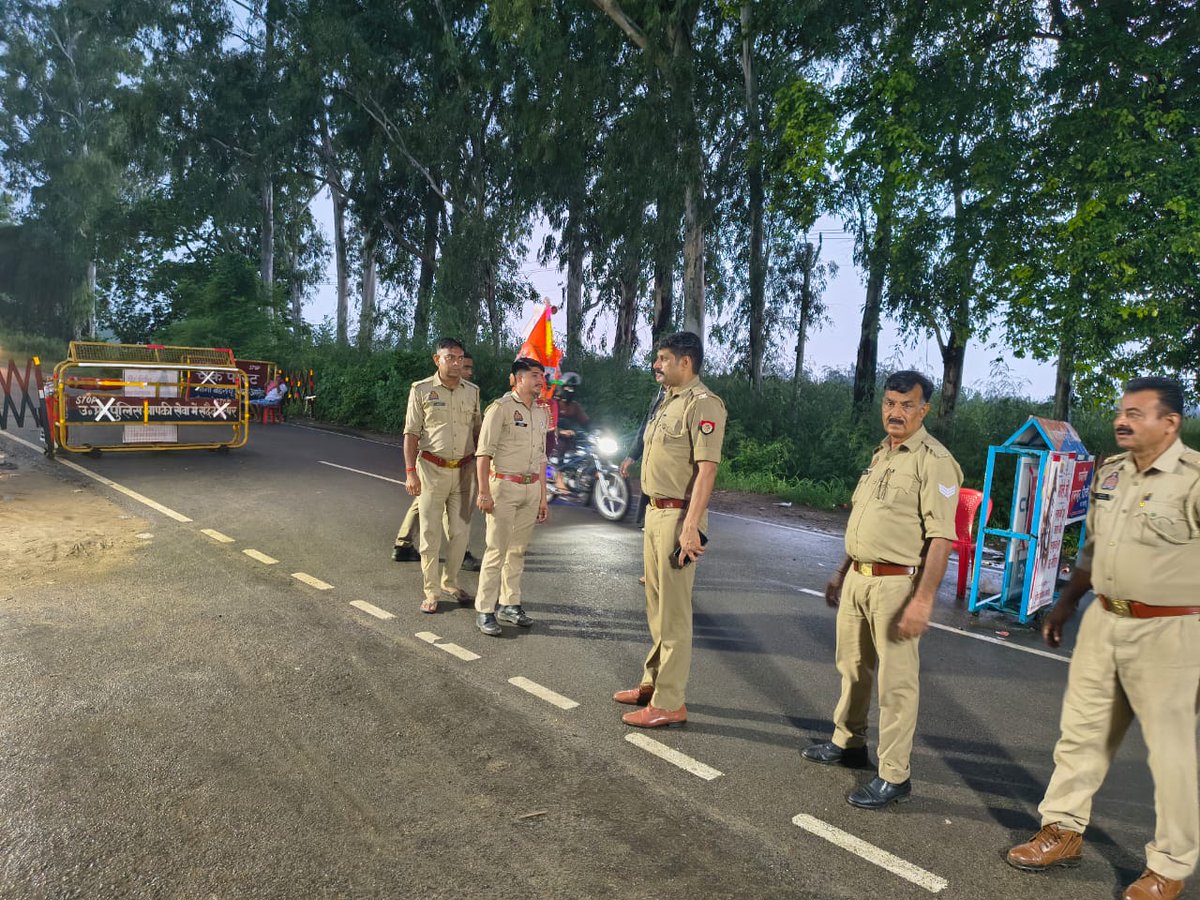 amrohapolice's tweet photo. अमरोहा पुलिस द्वारा श्रावण कांवड़ यात्रा 2026 को सकुशल संपंन कराने तथा कानून एवं शान्ति व्यवस्था के दृष्टिगत पूर्ण निष्ठा के साथ अपने कर्तव्य का निर्वहन करते हुए कावंड श्रद्धालुओं को सकुशल पास कराया जा रहा है।

@Uppolice https://t.co/muWeB0zlmr