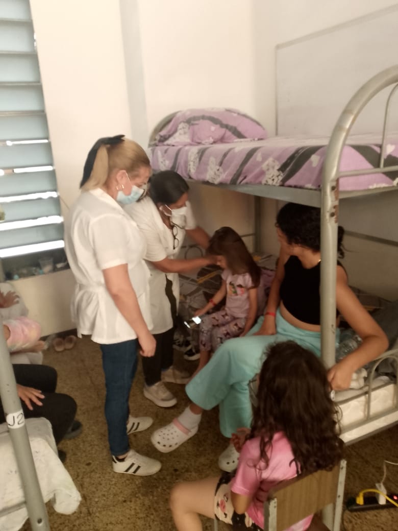 cubacooperaven's tweet photo. Llevando salud, compromiso y amor al pueblo desde el Distrito Capital. 🩺🇻🇪🇨🇺

En el Campamento Transitorio Francisco Pimentel, nuestros profesionales reafirman cada día la vocación solidaria de la medicina cubana.

#CubaCoopera #CubaPorLaVida #100AñosConFidel https://t.co/qQ6wm9ciBn