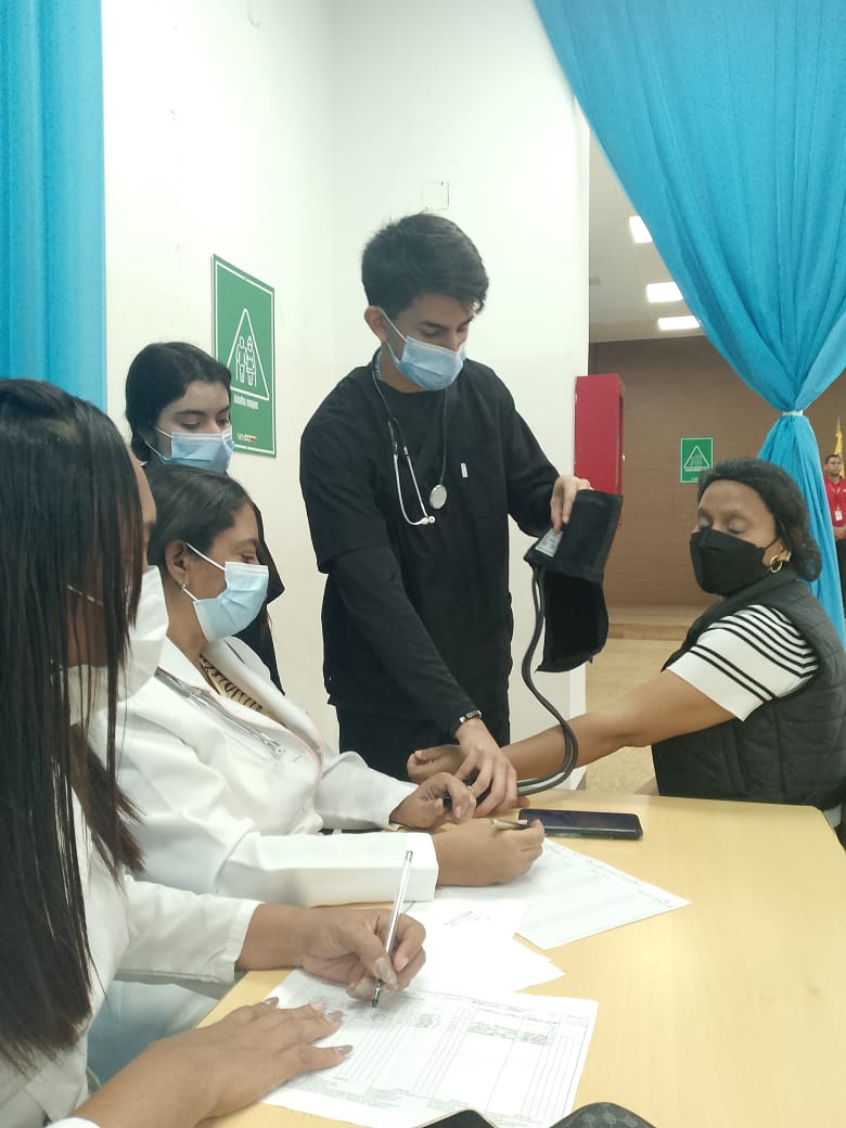 cubacooperaven's tweet photo. Llevando salud, compromiso y amor al pueblo desde el Distrito Capital. 🩺🇻🇪🇨🇺

En el Campamento Transitorio Francisco Pimentel, nuestros profesionales reafirman cada día la vocación solidaria de la medicina cubana.

#CubaCoopera #CubaPorLaVida #100AñosConFidel https://t.co/qQ6wm9ciBn