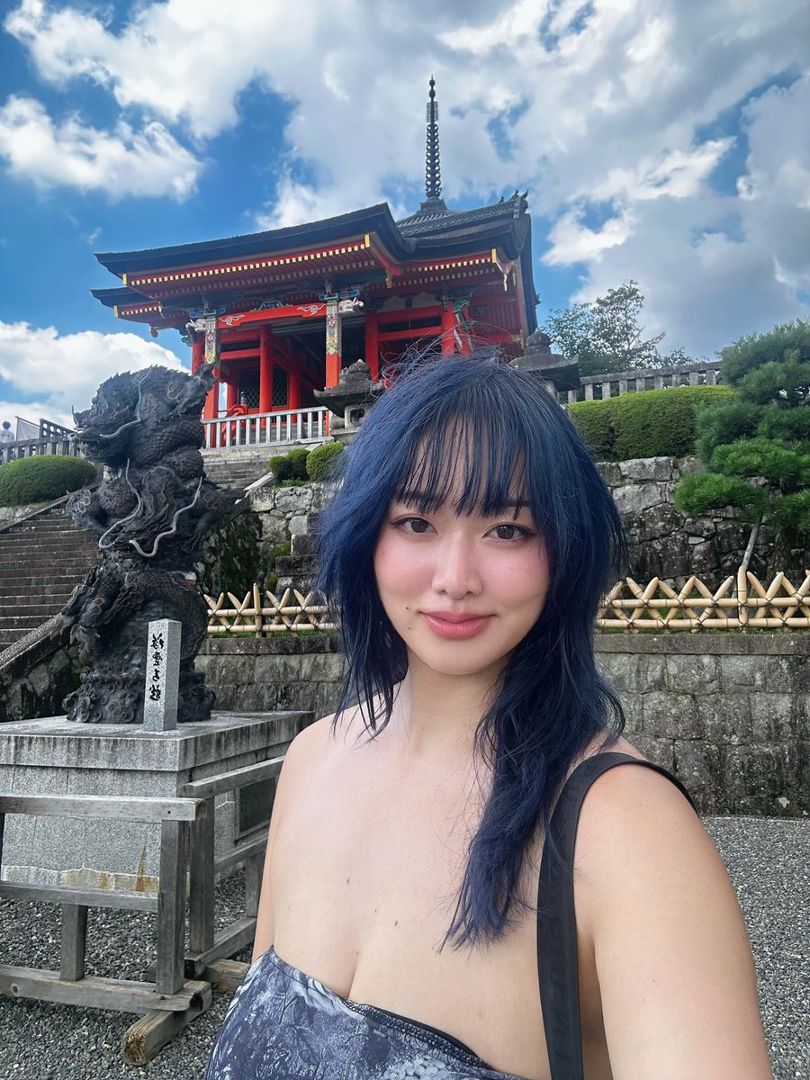 ammeerrss's tweet photo. old pic of me visiting Kyoto in the summer (I’m dripping sweat) https://t.co/oyJE4BGnot