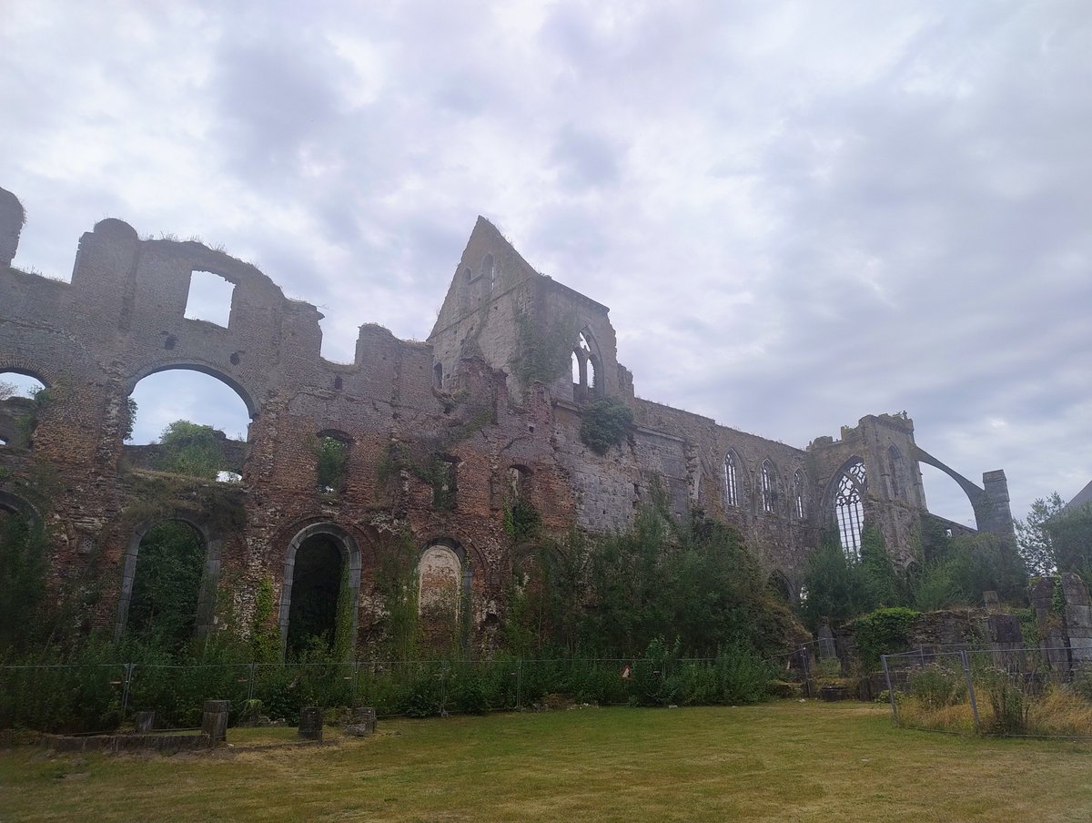 ryokoryo's tweet photo. 同じくSambre川沿いのAbbaye d'Aulne。フランス革命のときに廃墟に・・。想像してたよりずっと大きくて立派だった。 https://t.co/RtxQWcCuEB