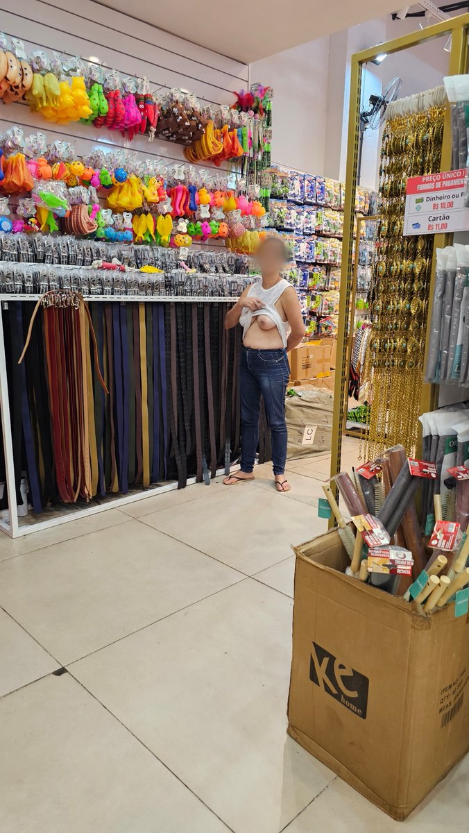 Rravusiang123's tweet photo. E hoje teve exibicionismo na loja de R$10. https://t.co/w922BBKZTo