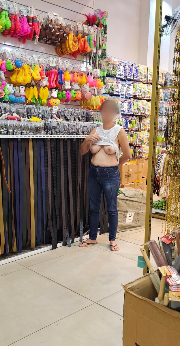 Rravusiang123's tweet photo. E hoje teve exibicionismo na loja de R$10. https://t.co/w922BBKZTo