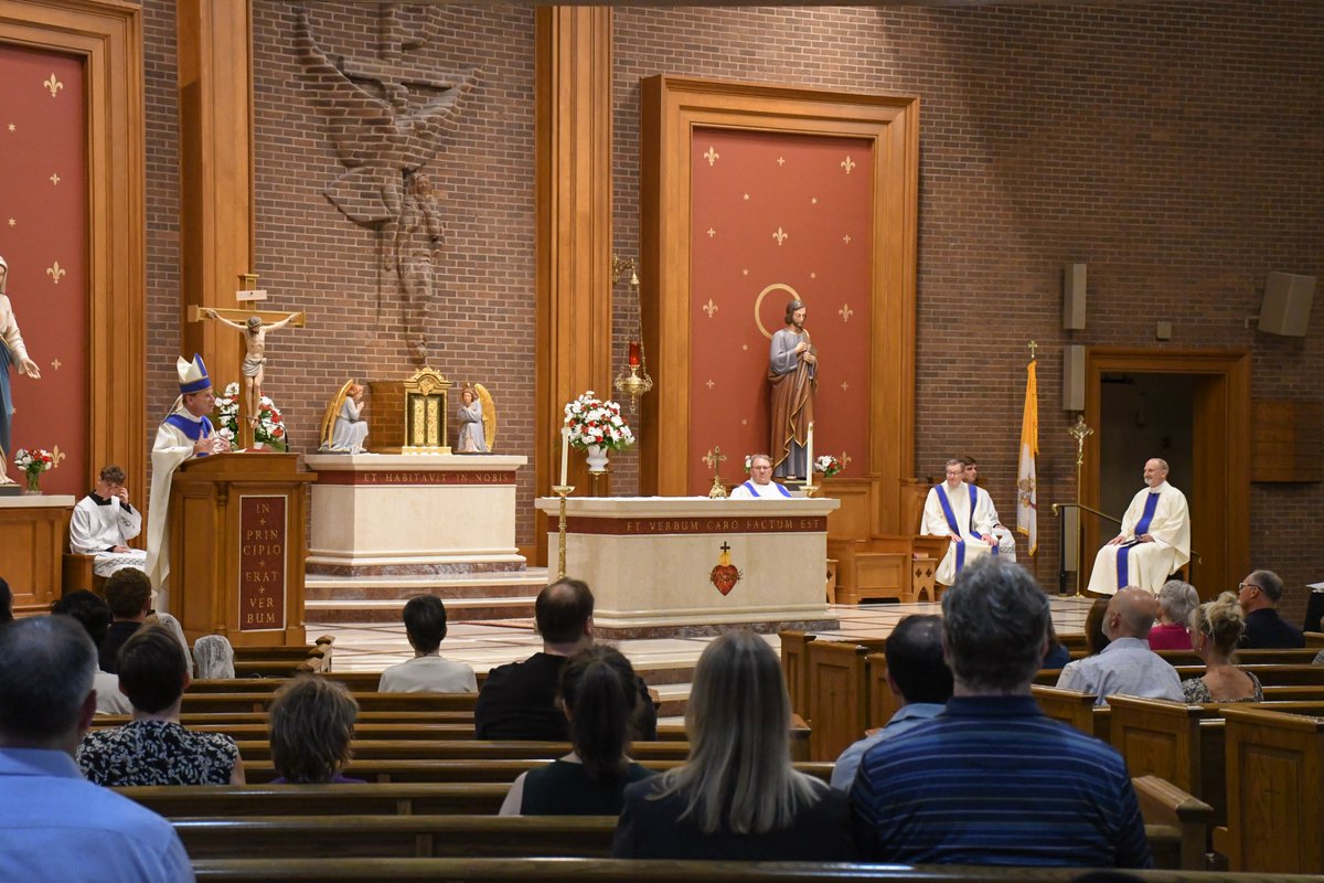 hs_annandale's tweet photo. It's official, Fr. Meng is the newly installed pastor at Holy Spirit Parish!

Bishop Burbidge entrusted the parish to Fr. Meng's care as a loving father, gentle shepherd, and wise teacher, so that he may lead us to Christ who will strengthen all that we do. https://t.co/jyPtazWdbp