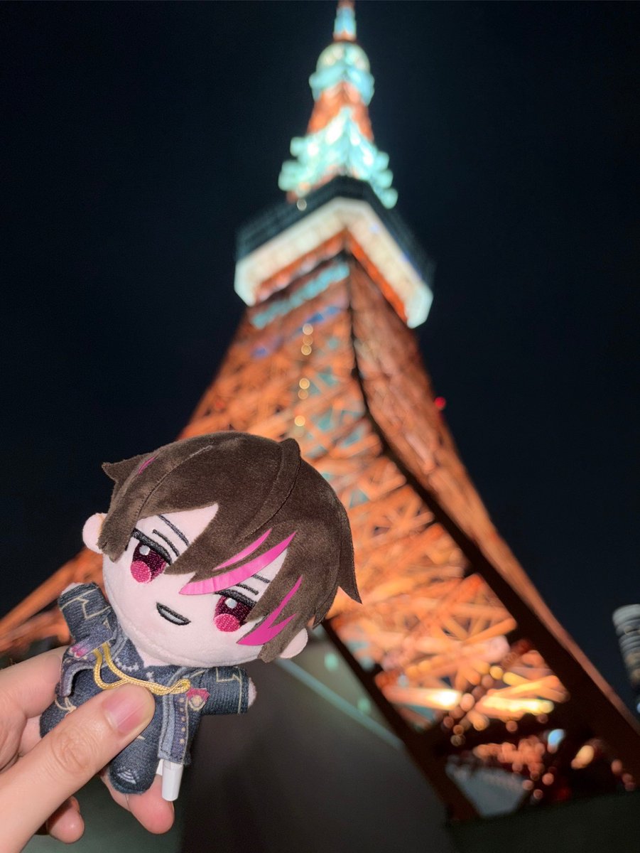EL6_take's tweet photo. オハヨーーーー！！！

こちら罰ゲーム関係なしに東京タワーでぬい活した写真が出てきたので🗼いい感じに撮れるまで地味に苦戦しました笑

本日公式配信832王決定戦、ミニキテネ！！ https://t.co/NYP0vcr92W