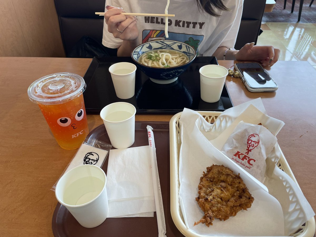 rio_her02's tweet photo. この間お昼ごはんに
「お水2人分とっていこ！」
と思ってテーブルついたら…！？
「2人分あるー！嬉しい！」
『2杯分私のだよっ？』
「もう！！！🥰」
にまにまタイムでした🥤

スローライフしてます…！ https://t.co/AzCeQeuJBh