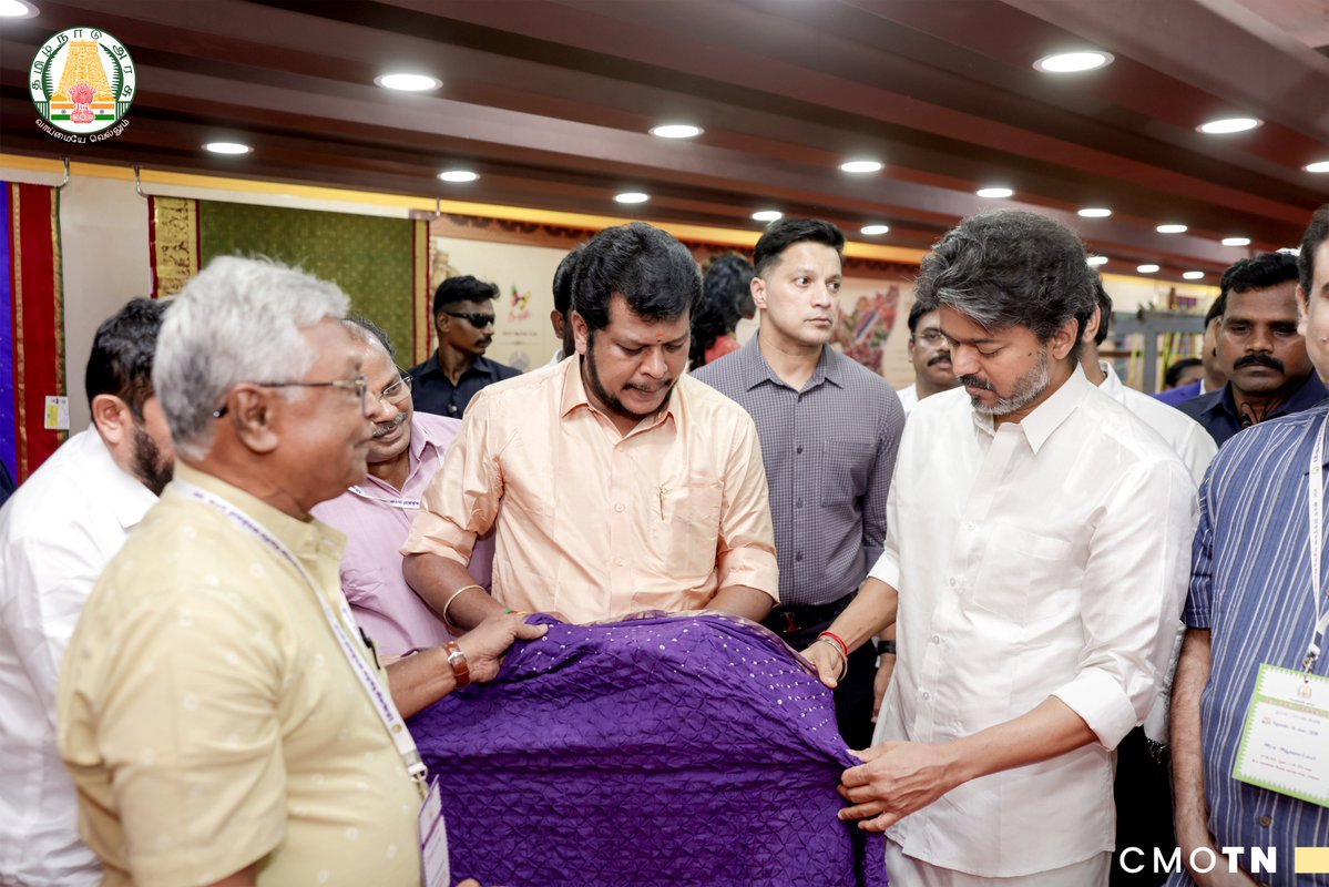 CMOTamilnadu's tweet photo. மாண்புமிகு தமிழ்நாடு முதலமைச்சர் திரு. ச. ஜோசப் விஜய் அவர்கள் தலைமையில் இன்று (7.8.2026) சென்னை, கலைவாணர் அரங்கில், 12-வது தேசிய கைத்தறி நாள் விழாவில், HANDTEX 2026 கைத்தறிக் கண்காட்சி, கோ-ஆப்டெக்ஸ் நிறுவனத்தின் "வெற்றித் தறி" விற்பனையகம் மற்றும் மின்-வணிகத்தளத்தைத் தொடங்கி வைத்தார்.  மேலும், 2025–2026ஆம் ஆண்டிற்கான சிறந்த நெசவாளர் மற்றும் வடிவமைப்பாளர் விருதுகளுக்குத் தெரிவுசெய்யப்பட்ட 11 விருதாளர்களுக்கு 22.25 இலட்சம் ரூபாய்க்கான காசோலைகள் மற்றும் பாராட்டுச் சான்றிதழ்களை வழங்கிச் சிறப்பித்தார்.

#CMJosephVijay‌