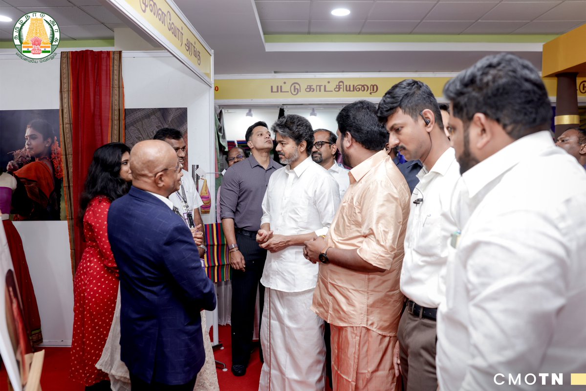 CMOTamilnadu's tweet photo. மாண்புமிகு தமிழ்நாடு முதலமைச்சர் திரு. ச. ஜோசப் விஜய் அவர்கள் தலைமையில் இன்று (7.8.2026) சென்னை, கலைவாணர் அரங்கில், 12-வது தேசிய கைத்தறி நாள் விழாவில், HANDTEX 2026 கைத்தறிக் கண்காட்சி, கோ-ஆப்டெக்ஸ் நிறுவனத்தின் "வெற்றித் தறி" விற்பனையகம் மற்றும் மின்-வணிகத்தளத்தைத் தொடங்கி வைத்தார்.  மேலும், 2025–2026ஆம் ஆண்டிற்கான சிறந்த நெசவாளர் மற்றும் வடிவமைப்பாளர் விருதுகளுக்குத் தெரிவுசெய்யப்பட்ட 11 விருதாளர்களுக்கு 22.25 இலட்சம் ரூபாய்க்கான காசோலைகள் மற்றும் பாராட்டுச் சான்றிதழ்களை வழங்கிச் சிறப்பித்தார்.

#CMJosephVijay‌
