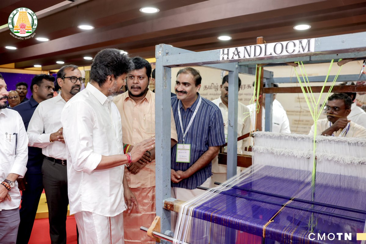 CMOTamilnadu's tweet photo. மாண்புமிகு தமிழ்நாடு முதலமைச்சர் திரு. ச. ஜோசப் விஜய் அவர்கள் தலைமையில் இன்று (7.8.2026) சென்னை, கலைவாணர் அரங்கில், 12-வது தேசிய கைத்தறி நாள் விழாவில், HANDTEX 2026 கைத்தறிக் கண்காட்சி, கோ-ஆப்டெக்ஸ் நிறுவனத்தின் "வெற்றித் தறி" விற்பனையகம் மற்றும் மின்-வணிகத்தளத்தைத் தொடங்கி வைத்தார்.  மேலும், 2025–2026ஆம் ஆண்டிற்கான சிறந்த நெசவாளர் மற்றும் வடிவமைப்பாளர் விருதுகளுக்குத் தெரிவுசெய்யப்பட்ட 11 விருதாளர்களுக்கு 22.25 இலட்சம் ரூபாய்க்கான காசோலைகள் மற்றும் பாராட்டுச் சான்றிதழ்களை வழங்கிச் சிறப்பித்தார்.

#CMJosephVijay‌