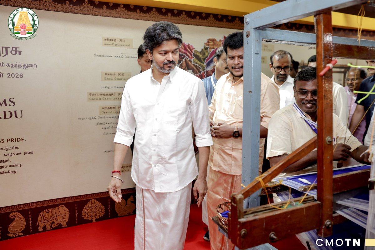 CMOTamilnadu's tweet photo. மாண்புமிகு தமிழ்நாடு முதலமைச்சர் திரு. ச. ஜோசப் விஜய் அவர்கள் தலைமையில் இன்று (7.8.2026) சென்னை, கலைவாணர் அரங்கில், 12-வது தேசிய கைத்தறி நாள் விழாவில், HANDTEX 2026 கைத்தறிக் கண்காட்சி, கோ-ஆப்டெக்ஸ் நிறுவனத்தின் "வெற்றித் தறி" விற்பனையகம் மற்றும் மின்-வணிகத்தளத்தைத் தொடங்கி வைத்தார்.  மேலும், 2025–2026ஆம் ஆண்டிற்கான சிறந்த நெசவாளர் மற்றும் வடிவமைப்பாளர் விருதுகளுக்குத் தெரிவுசெய்யப்பட்ட 11 விருதாளர்களுக்கு 22.25 இலட்சம் ரூபாய்க்கான காசோலைகள் மற்றும் பாராட்டுச் சான்றிதழ்களை வழங்கிச் சிறப்பித்தார்.

#CMJosephVijay‌