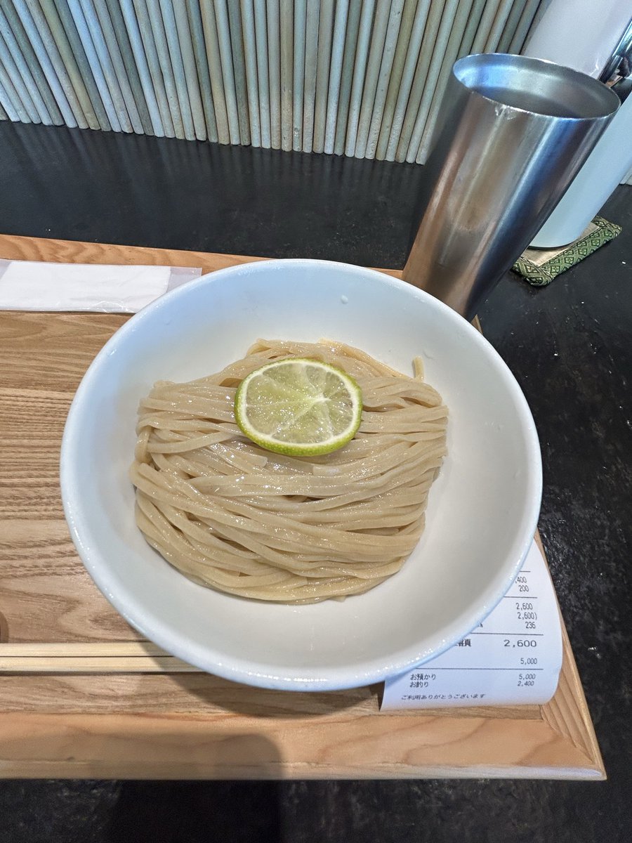 yuichiro_dragon's tweet photo. なにわ麺次郎　雅

地鶏スープとスパイスと本気のシャンカラ咖哩つけ麺

限定狙いで仕事帰りに訪問。
今年もこの季節がやってきた。
普通、カレー投入、ご飯投入の3段階で楽しめる。
まず高坂鶏のつけ汁が美味すぎる。
これで飛ばしすぎて、カレー投入時には麺がない。
ミスった。
再訪確定。 https://t.co/iM4La8UnTO
