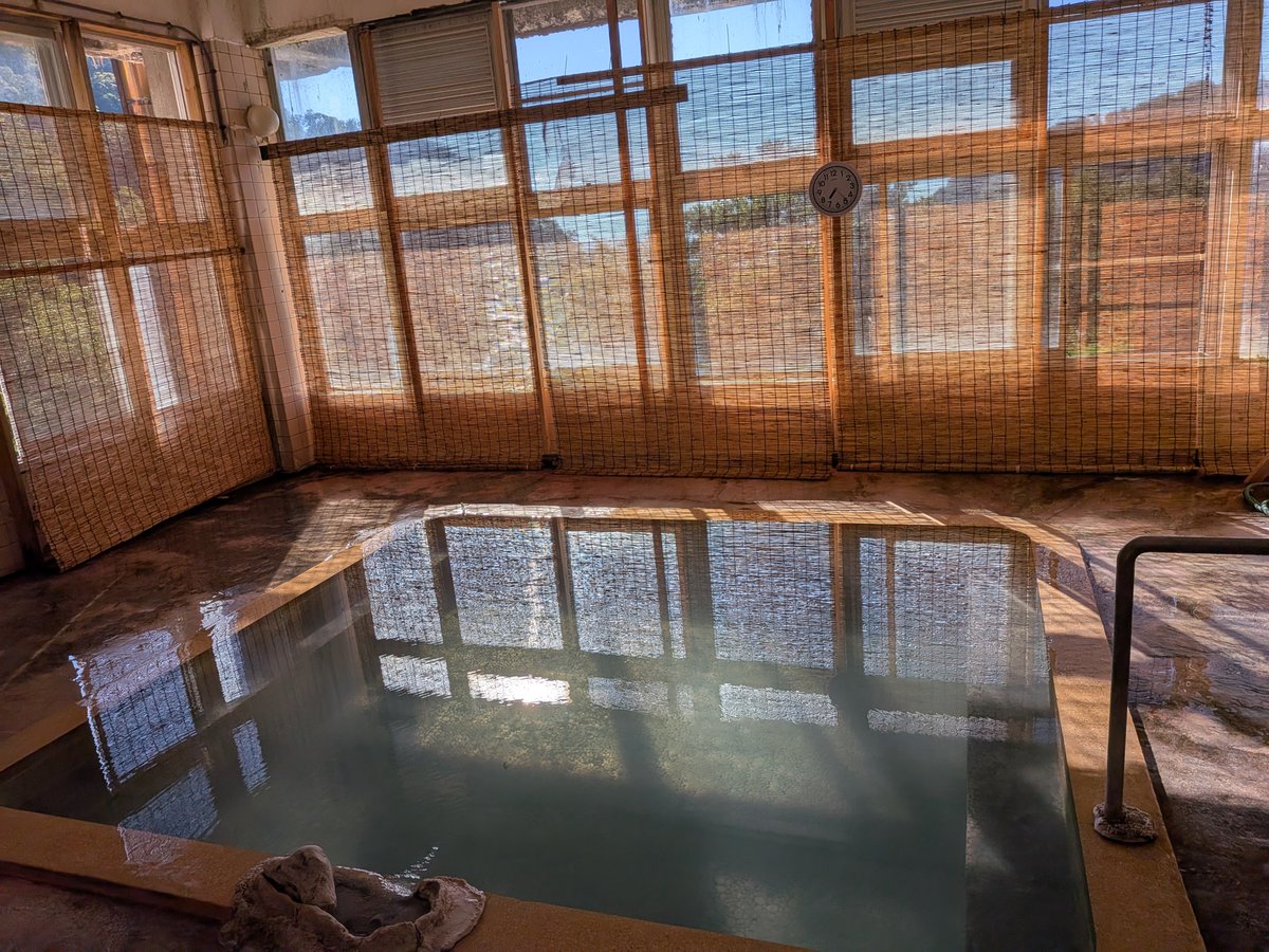 Kazuhiro585909's tweet photo. 古い。でも、湯は本物。
It’s old. But the hot spring water is the real deal.
#TsubameOnsen #Hanabun #Myoko #HotSpring
#燕温泉 #花文 #妙高 #温泉 https://t.co/2g07LPjlqi
