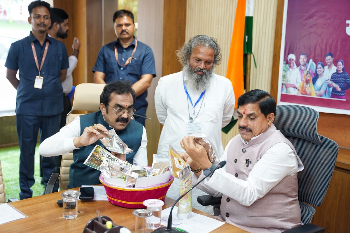 DrMohanYadav51's tweet photo. 'मुख्यमंत्री जन-विश्वास अभियान' के अंतर्गत आज छिंदवाड़ा जिले में जन शिकायतों की समीक्षा की। समीक्षा के दौरान मिली गड़बड़ियों पर सीएमएचओ सहित संबंधित अधिकारियों को निलंबित करने के निर्देश दिए।

योजनाओं का लाभ समय पर हितग्राही तक पहुँचाना हमारी सर्वोच्च प्राथमिकता है। इसमें लापरवाही, उदासीनता या अनावश्यक विलंब स्वीकार्य नहीं है।

बैठक में यह निर्देश दिए कि प्रत्येक प्रकरण का निराकरण तय समय सीमा में पारदर्शी, संवेदनशील एवं जवाबदेह तरीके से हो। जनता द्वारा बार-बार शिकायत करने की नौबत न आए।

इस अवसर पर जिले के मेधावी विद्यार्थियों, प्राकृतिक खेती अपनाकर सफल मॉडल प्रस्तुत करने वाले किसानों, उत्कृष्ट प्रदर्शन करने वाले खिलाड़ी, नमो ड्रोन दीदियों से भी आत्मीय संवाद किया।

#जन_विश्वास_अभियान
#JanVishwasAbhiyan2026