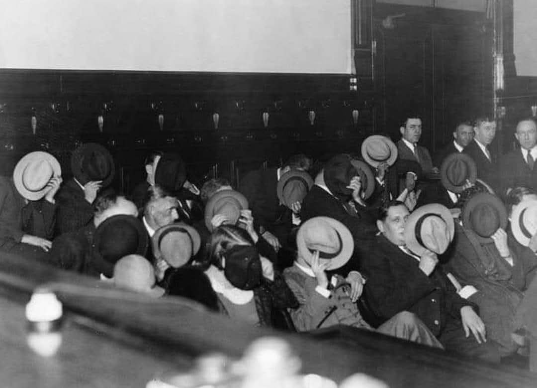 paren_0's tweet photo. Gangsters escondiéndose de las cámaras durante el juicio de Al Capone.
Chicago, año 1931.
#BuenasTardes
#AlCapone
#BlancoYNegro https://t.co/1piQ6hxxao