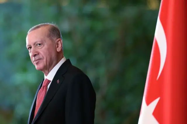 ww3mediaa's tweet photo. 🔴Cumhurbaşkanı Erdoğan:

"Ortak Savunma Anlaşması, güvenlik ve savunma iş birliğimizin ilerletilmesine, savunma sanayisinde ortak projeler geliştirilmesine ve terörizmle mücadeleye katkı sağlayacaktır."

"Anlaşma hiçbir ülkeyi hedef almadığı gibi bölgemizin huzurunu, refahını ve istikrarını amaçlayan tüm kardeş ülkelerin katılımına açıktır."

"Türkiye, çatışma ve krizlerin uluslararası hukuka saygı temelinde, diyalog ve diplomasiyle çözüme kavuşturulmasına yönelik ilkeli tutumunu kararlılıkla sürdürecektir."