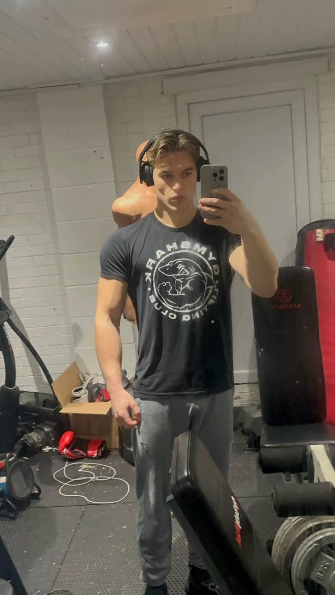 LewisOfcl06's tweet photo. Be honest…. You know that shit is big

🌶️ dm me after you buy my bundle of stuff ( £30, vid and pics ) and you can find out 

Hey, follow this link to send me money on Revolut: https://t.co/B0s0yPSniP https://t.co/aWW1cn2sIk