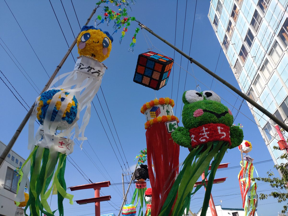 oharikomio's tweet photo. 勤務前、銀座通り商店街の「七夕まつり」へ。くす玉見学です。形状がフリーダムなものも有りました。三番館前は夕方から開催、子供盆踊りの準備も。
#旭川市 https://t.co/E4XqZZvwFm