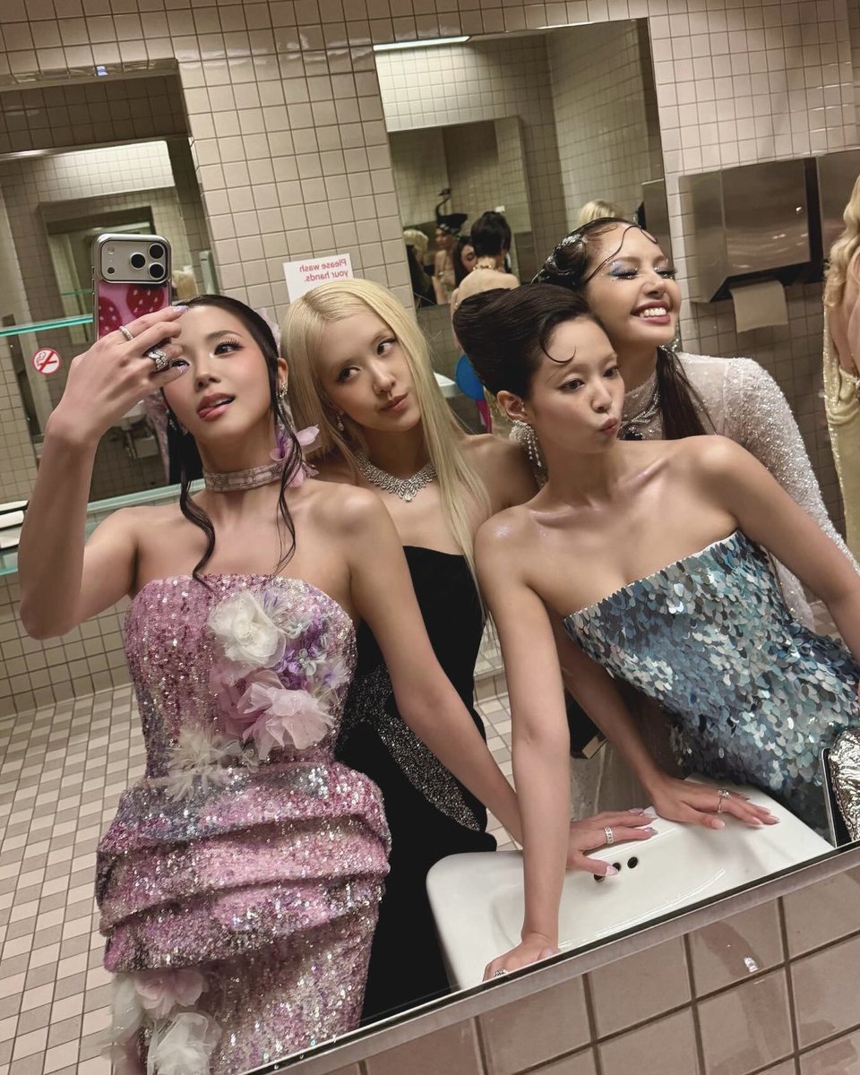 BlinkVotingCrew's tweet photo. OT4 MIRROR SELFIE

DECADE WITH BLACKPINK
#BLACKPINK10thAnniversary #BLACKPINK_FOURever
#10YearsWithBLACKPINK 
#10주년_블랙핑크_포에버 https://t.co/bQciNF7n1g