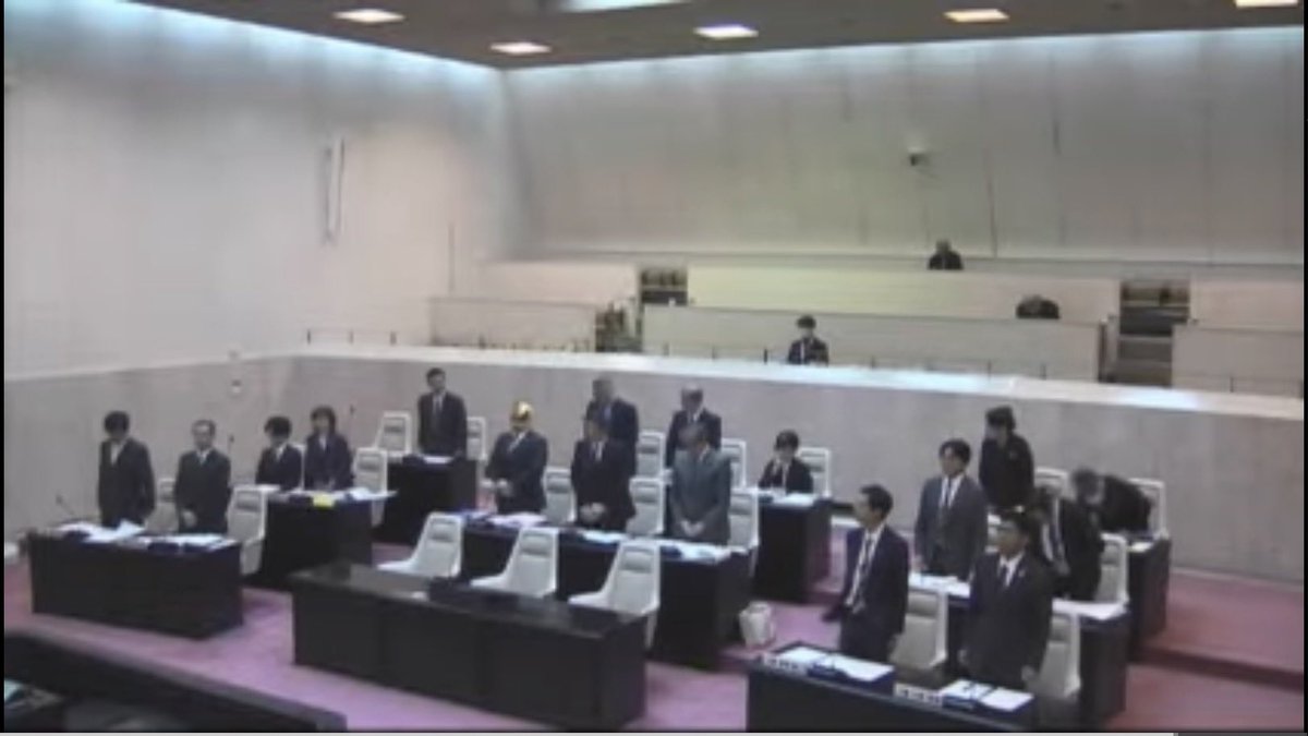 hitokobu33's tweet photo. ちかまる市議
「これは国の予算だからと済ませるのではなく、本市の市議会議員として今回の更なる負担を市民に求める予算には賛成できないという意思表示をする意味がある」

写真は🌮が本議案に賛成起立しているところ

どちらが市民の為に働いている？ https://t.co/XA94Z92JqT