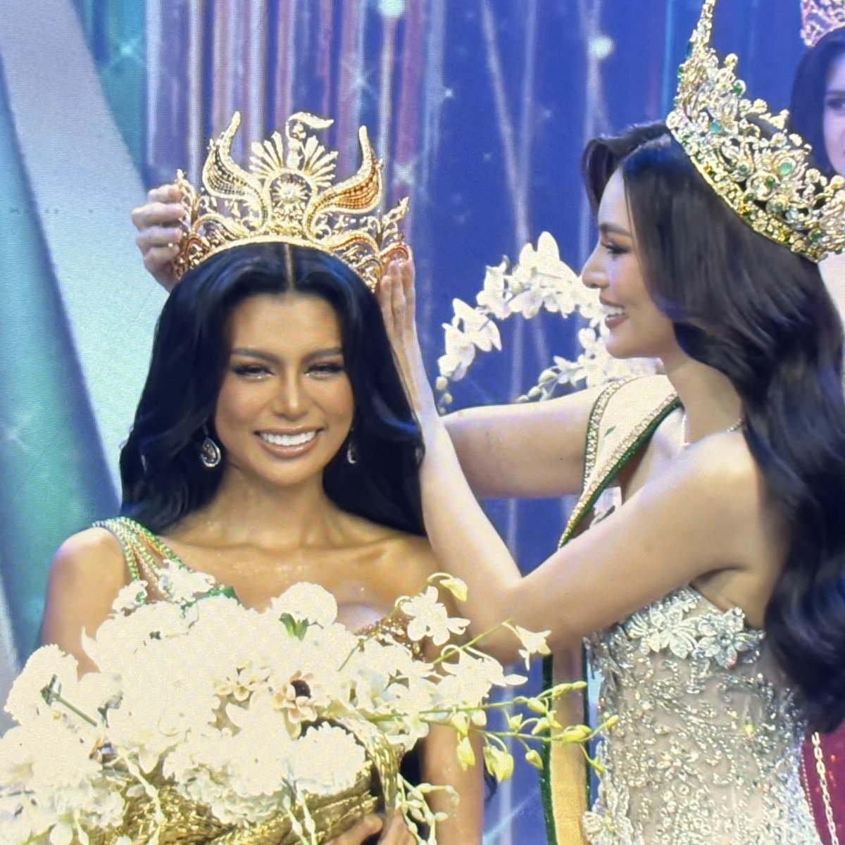 maraiahbear's tweet photo. soooo, we can all say na nasa tamang pageant na si angelica!!! 👑 #ReinaFilipinas #MGIPH https://t.co/mJxyowlktb