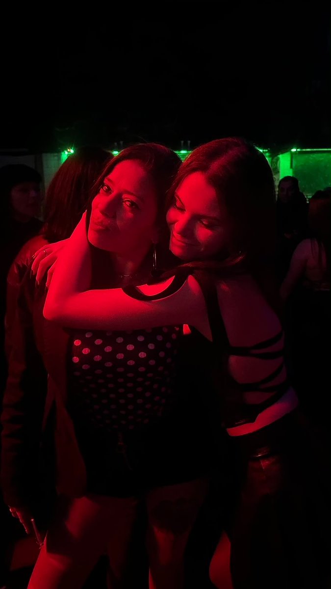 nicoleevitly's tweet photo. eran vacaciones de invierno, dormí con oriana casi todas las noches, logré que vuelva el dab, todo era #lifeisgod https://t.co/6wQHkIyu01
