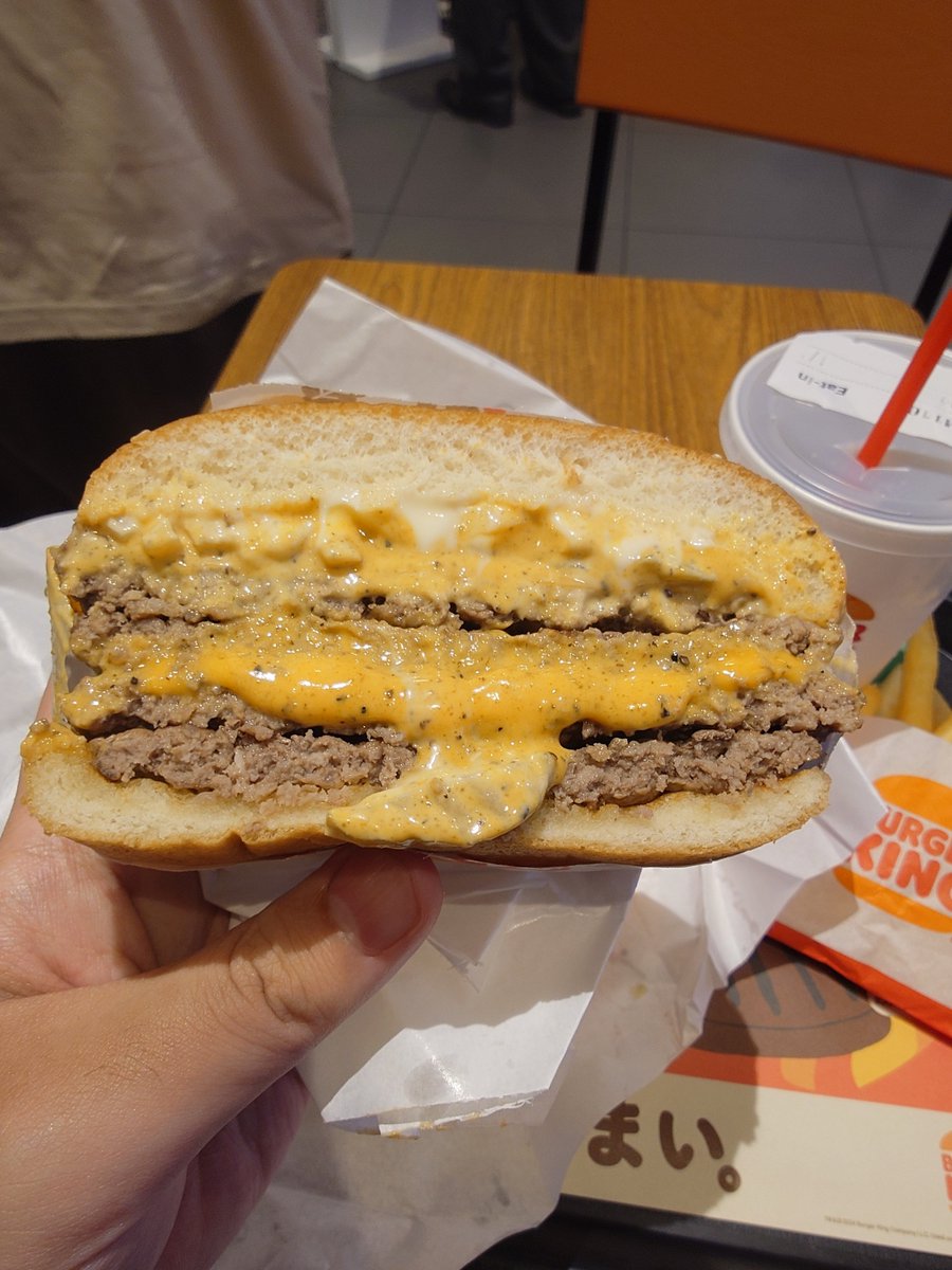 TK010_2018's tweet photo. 本日は渋谷でバーキンの新作ダーティ ザ・ワンパウンダーを食べてきました🍔
その後去年から楽しみだったプリミティブ・ウォー観てきました✨️こういうのが見たかったんだよ！って感じですごく満足です🦖
明日はヨコハマ恐竜展行ってきます🦖
#バーガーキング
#プリミティブ・ウォー
#恐竜戦争 https://t.co/Wqaf6YeKZq
