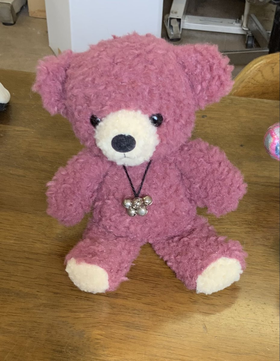 Dousin_kawaii's tweet photo. 日本製　クマのフカフカ🧸
発売より約20年踏ん張っております🧐

完全に日本で生産を完結しているぬいぐるみ🧐
あとどれだけ残っているのでしょう

少なくとも私が知るところでは、、、、🧐

海外で裁断縫製→日本で仕上げをしているぬいぐるみは幾つか知っておりますが🏭生地の織りから仕上げに至るまでを、全て国内で完結しているクマって、あとどれだけ残っているのでしょう🧐

10年前に比べて製造キャパは3分���1くらいでしょうか

では10年後は？

あとどれだけ素敵な思い出を作っていけるのでしょう🥺
がんばっぺ💪