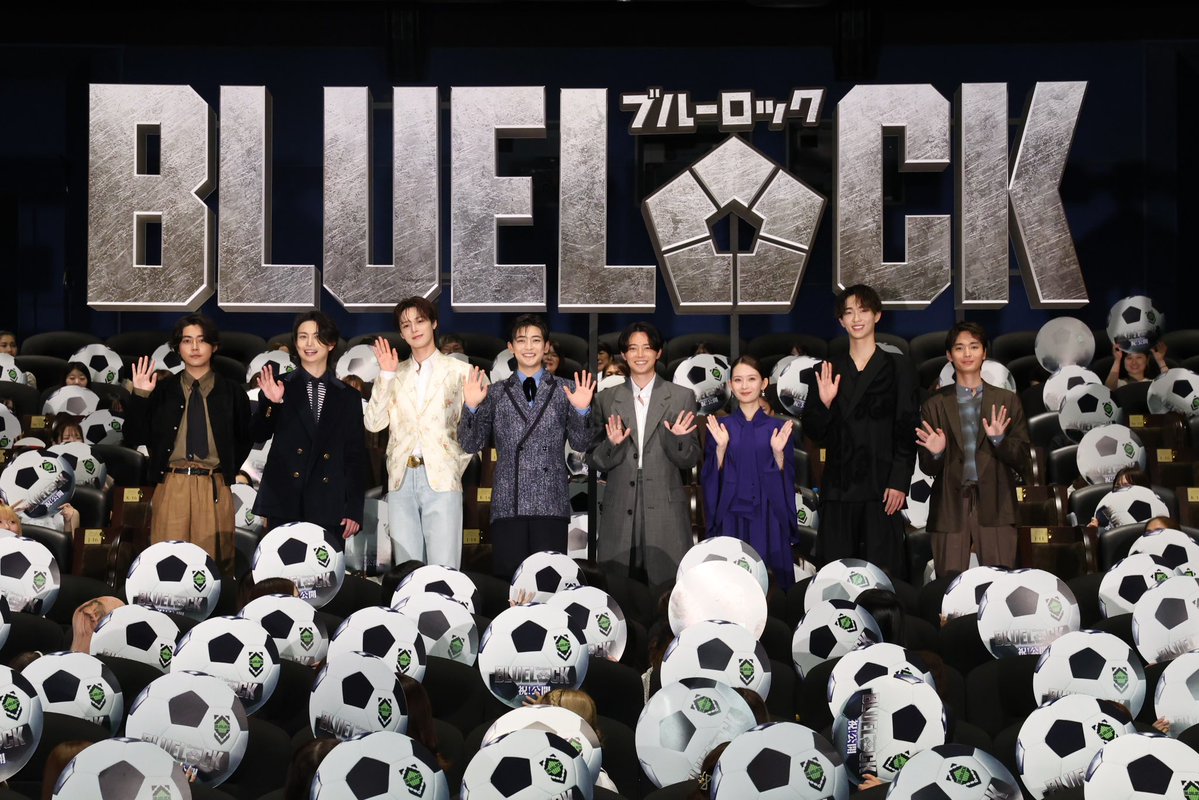BLUELOCK_MOVIE's tweet photo. ⠀⠀ ⠀映画『#ブルーロック』
＼＼初日舞台挨拶開催！！📣／／

主演の #高橋文哉 を始めとした
豪華キャスト8名が舞台挨拶に登壇！

さらに、絵心甚八役の #窪田正孝 が
モニターからサプライズ登場👏

原作者・ #金城宗幸 先生、 #ノ村優介 先生から
本編鑑賞直後の胸熱コメントも到着！

この夏最も #エゴい 本作を
ぜひ劇場でご覧ください👀

#櫻井海音 #K (#andTEAM) 
#綱啓永 #野村康太 #青木柚
#倉悠貴 #畑芽育

映画『#ブルーロック』
本日KICK OFF⚽