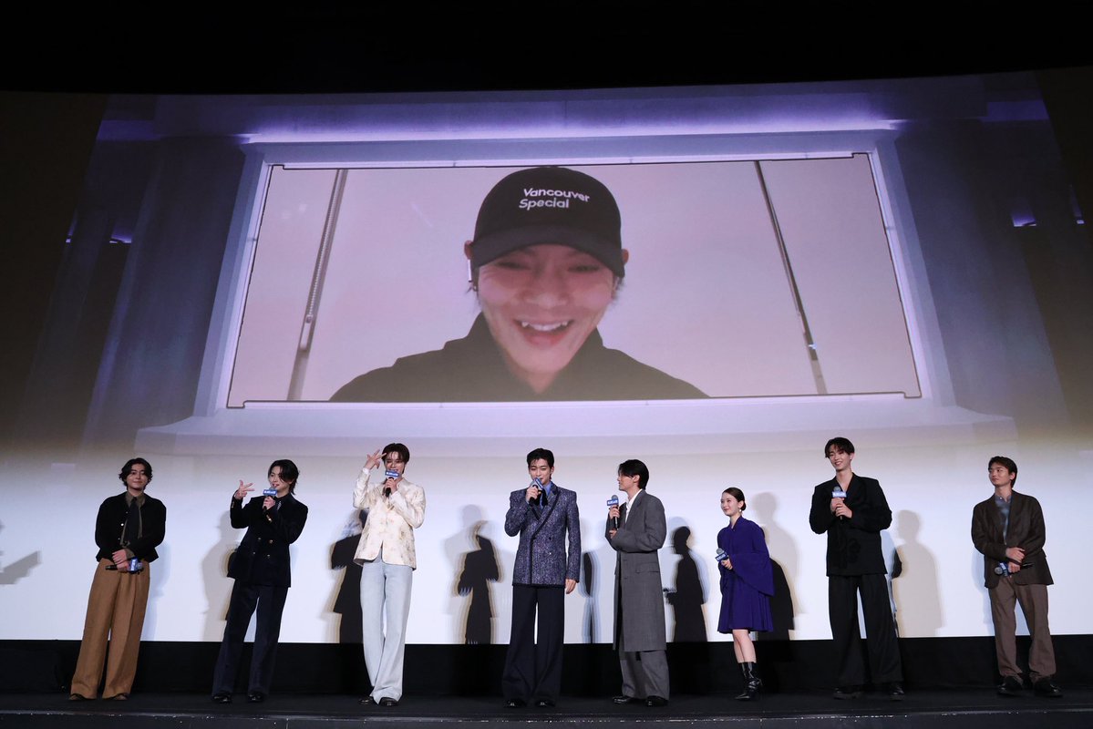 BLUELOCK_MOVIE's tweet photo. ⠀⠀ ⠀映画『#ブルーロック』
＼＼初日舞台挨拶開催！！📣／／

主演の #高橋文哉 を始めとした
豪華キャスト8名が舞台挨拶に登壇！

さらに、絵心甚八役の #窪田正孝 が
モニターからサプライズ登場👏

原作者・ #金城宗幸 先生、 #ノ村優介 先生から
本編鑑賞直後の胸熱コメントも到着！

この夏最も #エゴい 本作を
ぜひ劇場でご覧ください👀

#櫻井海音 #K (#andTEAM) 
#綱啓永 #野村康太 #青木柚
#倉悠貴 #畑芽育

映画『#ブルーロック』
本日KICK OFF⚽
