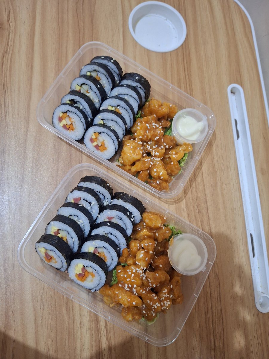 vaniapradiptta's tweet photo. 🍙 KIMBAB SPECIAL di Solo 🍙
Perpaduan nasi pulen dengan isian lengkap:
🥕 Wortel
🥒 Timun
🌭 Sosis sapi
🍳 Telur dadar
🍗 Ayam gochujang yang gurih, pedas &amp; nikmat

WA : 081225065406
Grab :  https://t.co/4f0O5alhoT
Shopeefood : 
https://t.co/EMSZOBrWKc

#Kimbabsolo #jajanmurah https://t.co/PKg2Xqkc8b