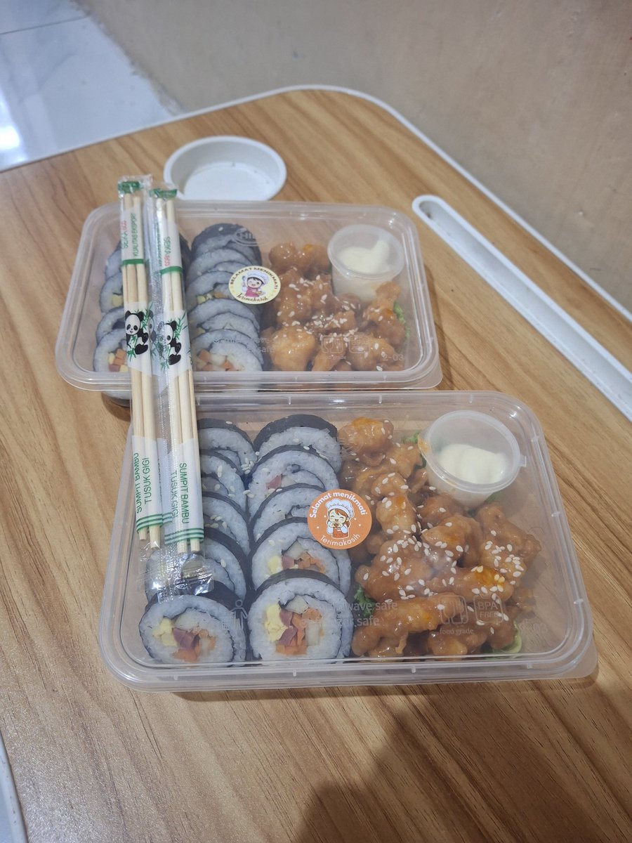 vaniapradiptta's tweet photo. 🍙 KIMBAB SPECIAL di Solo 🍙
Perpaduan nasi pulen dengan isian lengkap:
🥕 Wortel
🥒 Timun
🌭 Sosis sapi
🍳 Telur dadar
🍗 Ayam gochujang yang gurih, pedas &amp; nikmat

WA : 081225065406
Grab :  https://t.co/4f0O5alhoT
Shopeefood : 
https://t.co/EMSZOBrWKc

#Kimbabsolo #jajanmurah https://t.co/PKg2Xqkc8b
