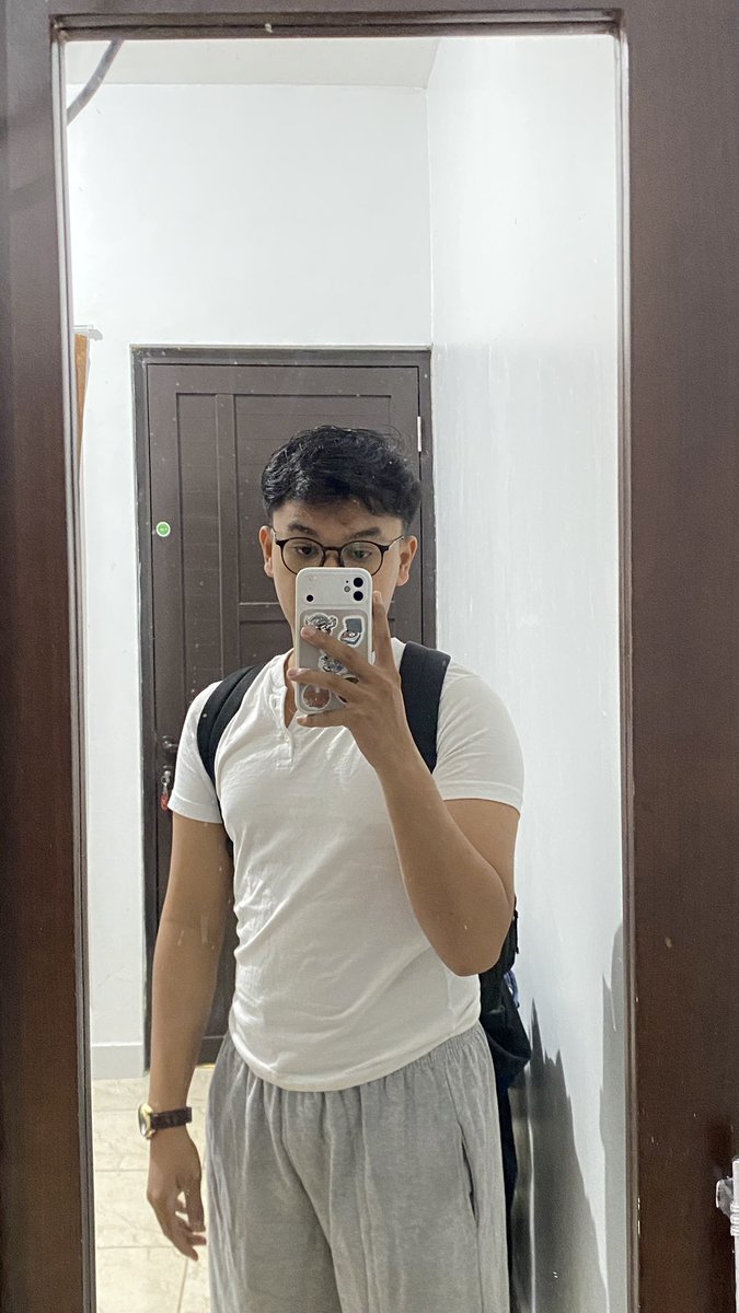 hiddenronnnyy's tweet photo. [FRIENDSHIP APPLICATION]
Name: Ronny
Age: 22
Occupation: analis lab
Domicile: cikarang/bekasi
Zodiac: ♐️ 
Height: 170 cm
Hobby: gym, game ml &amp; coc, mamam, hunting caffe &amp; nonton 
Role : mid/roam

ayuu kita jadi teman baik 🫶🏻 https://t.co/cGMhXicpdq
