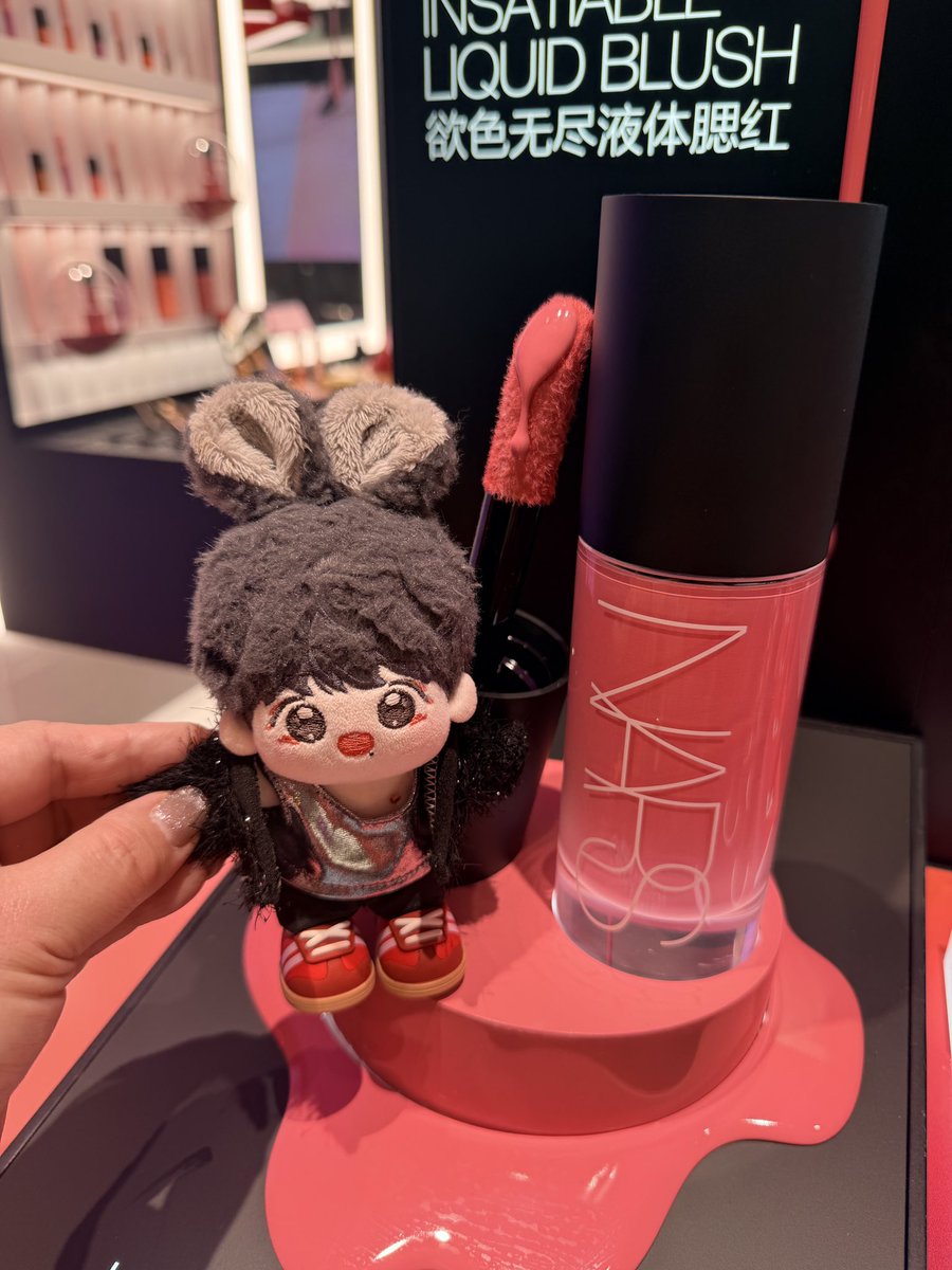 Aorjang's tweet photo. เดินมาเจอพี่จ้านรูปหล่อมากกก กับ NARS product ใหม่ liquid blush ค่า สีสวยมาก  😍❤️

เลยได้มาแท่งนึง สีชมพู๊วววว หวานสุดๆ ทาแก้มใสๆ มีชิมเมอร์นิดนึง และเอา blush แบบแท่งมาอีก 1 สีเข้มหน่อยไว้ contour ได้ ชอบๆ ได้โปสเตอร์พี่จ้านแถมมาด้วยค่า 🥰✨

ปล.โพสตั้งแต่วันก่อนละ เพิ่งเห็นว่าเนตเต่าจัด ส่งไม่ไป แว๊กๆๆๆ 🫠 เพลียกะเนตที่นี่มาก 😰

#XiaoZhan #เซียวจ้าน #肖战 #XiaoZhanxNars
#อ้อซับป๋อจ้าน