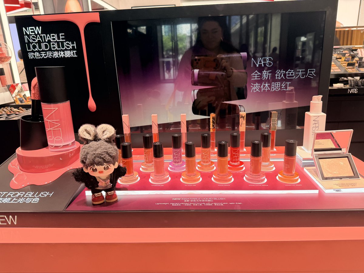 Aorjang's tweet photo. เดินมาเจอพี่จ้านรูปหล่อมากกก กับ NARS product ใหม่ liquid blush ค่า สีสวยมาก  😍❤️

เลยได้มาแท่งนึง สีชมพู๊วววว หวานสุดๆ ทาแก้มใสๆ มีชิมเมอร์นิดนึง และเอา blush แบบแท่งมาอีก 1 สีเข้มหน่อยไว้ contour ได้ ชอบๆ ได้โปสเตอร์พี่จ้านแถมมาด้วยค่า 🥰✨

ปล.โพสตั้งแต่วันก่อนละ เพิ่งเห็นว่าเนตเต่าจัด ส่งไม่ไป แว๊กๆๆๆ 🫠 เพลียกะเนตที่นี่มาก 😰

#XiaoZhan #เซียวจ้าน #肖战 #XiaoZhanxNars
#อ้อซับป๋อจ้าน