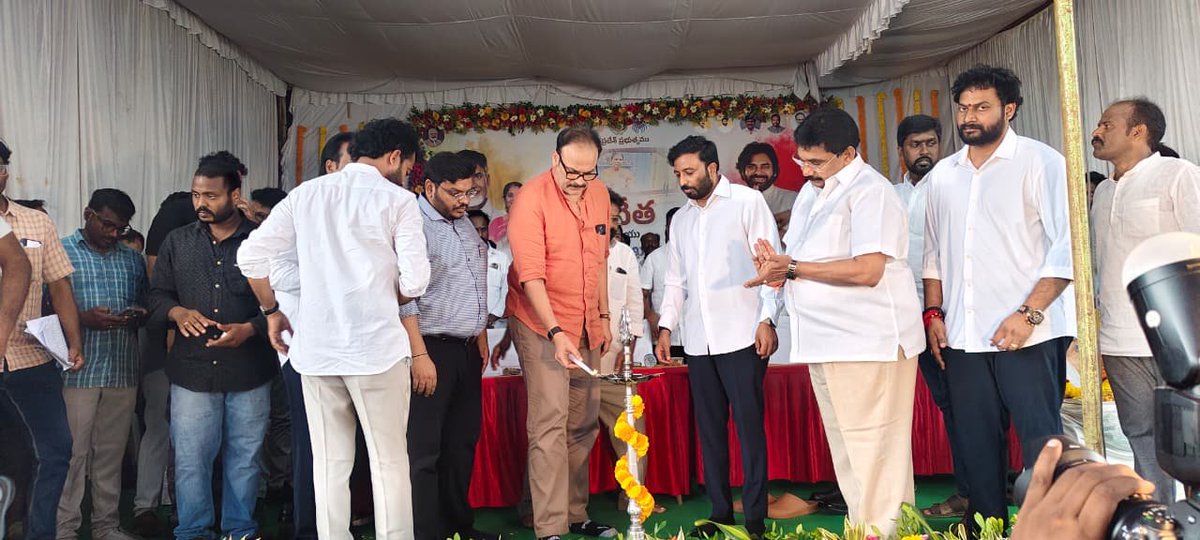 JanaSenaParty's tweet photo. చేనేత కార్మికుల సంక్షేమం కోసం శ్రీ @PawanKalyan గారు కృషి చేస్తున్నారు 
- జాతీయ చేనేత దినోత్సవ వేడుకల్లో ఎమ్మెల్సీ, జనసేన ప్రధాన కార్యదర్శి శ్రీ @NagaBabuOffl గారు

జనసేన అధ్యక్షులు, ఉప ముఖ్యమంత్రి శ్రీ పవన్ కళ్యాణ్ గారు చేనేత రంగానికి అండగా నిలుస్తూ, చేనేత కార్మికుల సంక్షేమం కోసం నిరంతరం కృషి చేస్తున్నారని శాసనమండలి సభ్యులు, జనసేన ప్రధాన కార్యదర్శి శ్రీ కె. నాగబాబు గారు స్పష్టం చేశారు. పిఠాపురం నియోజకవర్గం, గొల్లప్రోలు మండలం తాటిపర్తి గ్రామంలో “వెనుకబడిన తరగతుల సంక్షేమ సంఘం, కాకినాడ” ఆధ్వర్యంలో శుక్రవారం జరిగిన జాతీయ చేనేత దినోత్సవ వేడుకల్లో శాసనమండలి సభ్యులు శ్రీ కె.నాగబాబు గారు ముఖ్య అతిథిగా హాజరయ్యారు. ఈ సందర్భగా అయన మాట్లాడుతూ.. చేనేత వస్త్రాల వినియోగాన్ని పెంచడం ద్వారా సంప్రదాయ చేనేత పరిశ్రమను పరిరక్షించవచ్చని, ప్రతిఒక్కరూ చేనేత ఉత్పత్తులను ప్రోత్సహించాలని పిలుపునిచ్చారు. చేనేత కార్మికులను ఘనంగా సన్మానించి, వారి సేవలను కొనియాడారు. చేనేత రంగం బాగా అభివృద్ధి చెందాలని, చేనేత కార్మికుల కుటుంబాలు ఆర్థికంగా మరింత బలోపేతం కావాలని ఆకాంక్షిస్తూ అందరికీ జాతీయ చేనేత దినోత్సవం సందర్భంగా శుభాకాంక్షలు తెలిపారు. ఈ కార్యక్రమంలో కాకినాడ జిల్లా జాయింట్ కలెక్టర్ శ్రీ అపూర్వ భరత్, డీసీసీబీ చైర్మన్, జనసేన కాకినాడ జిల్లా అధ్యక్షులు శ్రీ తుమ్మల రామస్వామి బాబు, మాజీ శాసనసభ్యులు శ్రీ పెండెం దొరబాబు, ఫైవ్ మెన్ కమిటీ సభ్యులు శ్రీ ఓదూరు కిషోర్, ప్రజా ప్రతినిధులు, అధికారులు, చేనేత కార్మికులు, మహిళలు, యువత పెద్ద సంఖ్యలో పాల్గొన్నారు.

#NationalHandloomDay