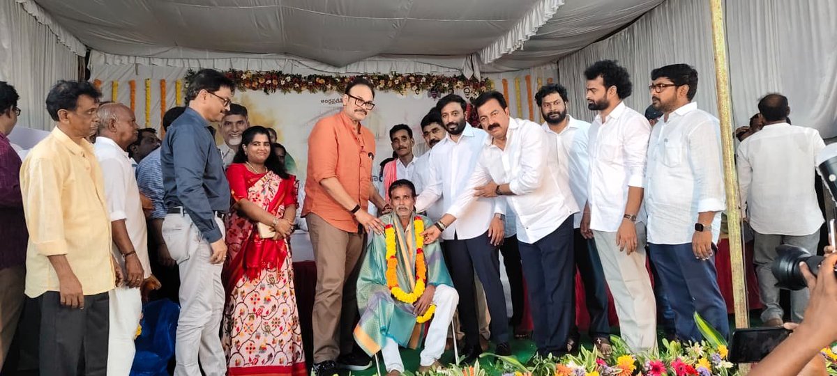 JanaSenaParty's tweet photo. చేనేత కార్మికుల సంక్షేమం కోసం శ్రీ @PawanKalyan గారు కృషి చేస్తున్నారు 
- జాతీయ చేనేత దినోత్సవ వేడుకల్లో ఎమ్మెల్సీ, జనసేన ప్రధాన కార్యదర్శి శ్రీ @NagaBabuOffl గారు

జనసేన అధ్యక్షులు, ఉప ముఖ్యమంత్రి శ్రీ పవన్ కళ్యాణ్ గారు చేనేత రంగానికి అండగా నిలుస్తూ, చేనేత కార్మికుల సంక్షేమం కోసం నిరంతరం కృషి చేస్తున్నారని శాసనమండలి సభ్యులు, జనసేన ప్రధాన కార్యదర్శి శ్రీ కె. నాగబాబు గారు స్పష్టం చేశారు. పిఠాపురం నియోజకవర్గం, గొల్లప్రోలు మండలం తాటిపర్తి గ్రామంలో “వెనుకబడిన తరగతుల సంక్షేమ సంఘం, కాకినాడ” ఆధ్వర్యంలో శుక్రవారం జరిగిన జాతీయ చేనేత దినోత్సవ వేడుకల్లో శాసనమండలి సభ్యులు శ్రీ కె.నాగబాబు గారు ముఖ్య అతిథిగా హాజరయ్యారు. ఈ సందర్భగా అయన మాట్లాడుతూ.. చేనేత వస్త్రాల వినియోగాన్ని పెంచడం ద్వారా సంప్రదాయ చేనేత పరిశ్రమను పరిరక్షించవచ్చని, ప్రతిఒక్కరూ చేనేత ఉత్పత్తులను ప్రోత్సహించాలని పిలుపునిచ్చారు. చేనేత కార్మికులను ఘనంగా సన్మానించి, వారి సేవలను కొనియాడారు. చేనేత రంగం బాగా అభివృద్ధి చెందాలని, చేనేత కార్మికుల కుటుంబాలు ఆర్థికంగా మరింత బలోపేతం కావాలని ఆకాంక్షిస్తూ అందరికీ జాతీయ చేనేత దినోత్సవం సందర్భంగా శుభాకాంక్షలు తెలిపారు. ఈ కార్యక్రమంలో కాకినాడ జిల్లా జాయింట్ కలెక్టర్ శ్రీ అపూర్వ భరత్, డీసీసీబీ చైర్మన్, జనసేన కాకినాడ జిల్లా అధ్యక్షులు శ్రీ తుమ్మల రామస్వామి బాబు, మాజీ శాసనసభ్యులు శ్రీ పెండెం దొరబాబు, ఫైవ్ మెన్ కమిటీ సభ్యులు శ్రీ ఓదూరు కిషోర్, ప్రజా ప్రతినిధులు, అధికారులు, చేనేత కార్మికులు, మహిళలు, యువత పెద్ద సంఖ్యలో పాల్గొన్నారు.

#NationalHandloomDay