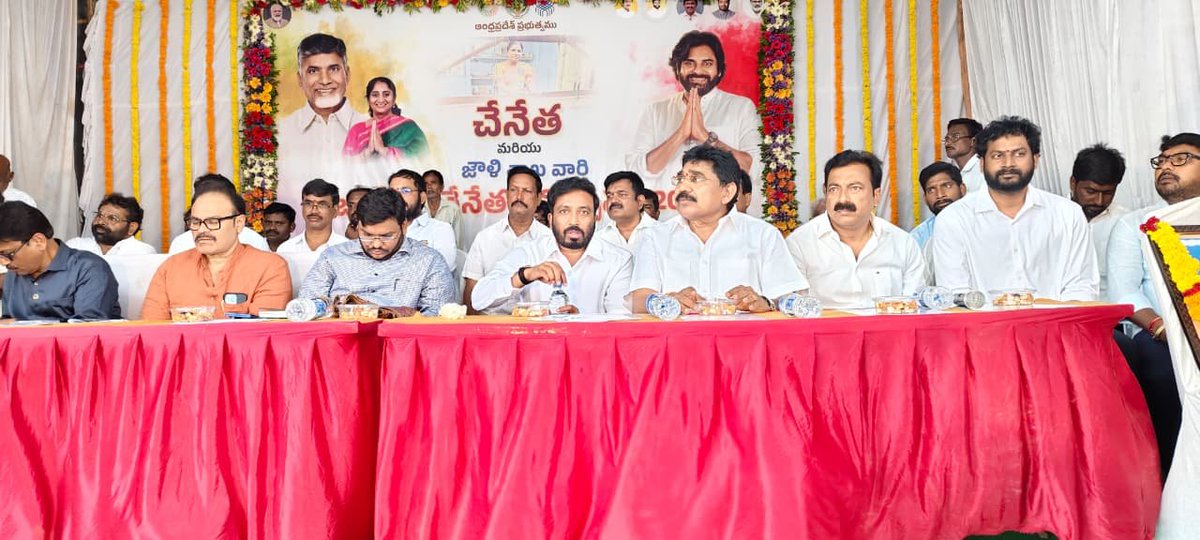 JanaSenaParty's tweet photo. చేనేత కార్మికుల సంక్షేమం కోసం శ్రీ @PawanKalyan గారు కృషి చేస్తున్నారు 
- జాతీయ చేనేత దినోత్సవ వేడుకల్లో ఎమ్మెల్సీ, జనసేన ప్రధాన కార్యదర్శి శ్రీ @NagaBabuOffl గారు

జనసేన అధ్యక్షులు, ఉప ముఖ్యమంత్రి శ్రీ పవన్ కళ్యాణ్ గారు చేనేత రంగానికి అండగా నిలుస్తూ, చేనేత కార్మికుల సంక్షేమం కోసం నిరంతరం కృషి చేస్తున్నారని శాసనమండలి సభ్యులు, జనసేన ప్రధాన కార్యదర్శి శ్రీ కె. నాగబాబు గారు స్పష్టం చేశారు. పిఠాపురం నియోజకవర్గం, గొల్లప్రోలు మండలం తాటిపర్తి గ్రామంలో “వెనుకబడిన తరగతుల సంక్షేమ సంఘం, కాకినాడ” ఆధ్వర్యంలో శుక్రవారం జరిగిన జాతీయ చేనేత దినోత్సవ వేడుకల్లో శాసనమండలి సభ్యులు శ్రీ కె.నాగబాబు గారు ముఖ్య అతిథిగా హాజరయ్యారు. ఈ సందర్భగా అయన మాట్లాడుతూ.. చేనేత వస్త్రాల వినియోగాన్ని పెంచడం ద్వారా సంప్రదాయ చేనేత పరిశ్రమను పరిరక్షించవచ్చని, ప్రతిఒక్కరూ చేనేత ఉత్పత్తులను ప్రోత్సహించాలని పిలుపునిచ్చారు. చేనేత కార్మికులను ఘనంగా సన్మానించి, వారి సేవలను కొనియాడారు. చేనేత రంగం బాగా అభివృద్ధి చెందాలని, చేనేత కార్మికుల కుటుంబాలు ఆర్థికంగా మరింత బలోపేతం కావాలని ఆకాంక్షిస్తూ అందరికీ జాతీయ చేనేత దినోత్సవం సందర్భంగా శుభాకాంక్షలు తెలిపారు. ఈ కార్యక్రమంలో కాకినాడ జిల్లా జాయింట్ కలెక్టర్ శ్రీ అపూర్వ భరత్, డీసీసీబీ చైర్మన్, జనసేన కాకినాడ జిల్లా అధ్యక్షులు శ్రీ తుమ్మల రామస్వామి బాబు, మాజీ శాసనసభ్యులు శ్రీ పెండెం దొరబాబు, ఫైవ్ మెన్ కమిటీ సభ్యులు శ్రీ ఓదూరు కిషోర్, ప్రజా ప్రతినిధులు, అధికారులు, చేనేత కార్మికులు, మహిళలు, యువత పెద్ద సంఖ్యలో పాల్గొన్నారు.

#NationalHandloomDay