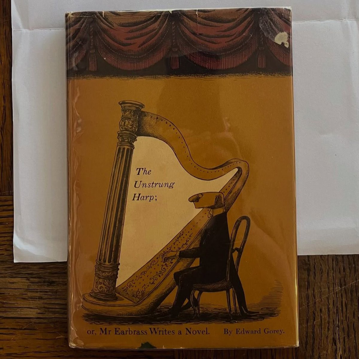 EnsedeCiencia's tweet photo. 📚 Robó un raro libro de primera edición en los años 80. Cuatro décadas después lo devolvió a la misma librería, acompañado de una carta de disculpa y 100 dólares para intentar reparar el daño. Nunca es tarde para reconocer un error. https://t.co/VQALjM8G3P