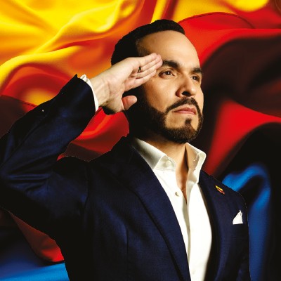 RicardoBSalinas's tweet photo. Hoy Colombia le da vuelta a la página. @ABDELAESPRIELLA recibe la banda presidencial y con ella recibe el mandato de un pueblo que se cansó de la mediocridad disfrazada de justicia social.

Felicidades, presidente. Y felicidades, sobre todo, a los colombianos de bien, esos que madrugan, que producen, que arriesgan su patrimonio para generar empleo, esta victoria es suya. La ganaron en las urnas, contra todo el aparato del Estado, contra la maquinaria del miedo, contra el crimen organizado que siempre se asocia y financia los gobiernos de izquierda y contra el discurso rancio de quienes prometen paraísos y entregan escombros.  

Que quede claro otra vez para hispanoamérica... los comunistas no son invencibles. Son corruptos, son ineptos, y son derrotables. Se les derrota trabajando, se les derrota INFORMANDO, se les derrota votando. Los colombianos vieron la factura del experimento socialista: instituciones erosionadas, inversión en fuga, criminalidad envalentonada y una clase política que, como en México, se enriqueció asquerosamente en tiempo record, predicando austeridad.  

Los empresarios no somos el enemigo del pueblo. Somos el pueblo que decidió trabajar, arriesgar, dar empleo, ayudar, construir. Cada nómina que se paga es una familia que come. Cada empresa que abre es un joven que no se asocia al crimen organizado, que no emigra a USA. Esa es la verdadera política social.  

Hispanoamérica está despertando. Colombia lo demuestra de nuevo hoy. Cuando la gente de bien nos organiza, la izquierda siempre pierde. No hay gobierno corrupto eterno, no hay saqueo y corrupción irreversible, sí hay esperanza y en México también vamos a sacar a los corruptos criminales del poder.  

Presidente y amigo @ABDELAESPRIELLA... cuente conmigo, con quienes creemos en la libertad. En la propiedad privada, en el mérito, en el imperio de la ley y en un Estado que sirva, sea pequeño y que no le estorbe a quienes quieren trabajar. Devuélvale a Colombia el orgullo de producir.  

Que este 7 de agosto se recuerde como el día en que Colombia empezó a recuperar el rumbo.

¡Que viva Colombia libre!